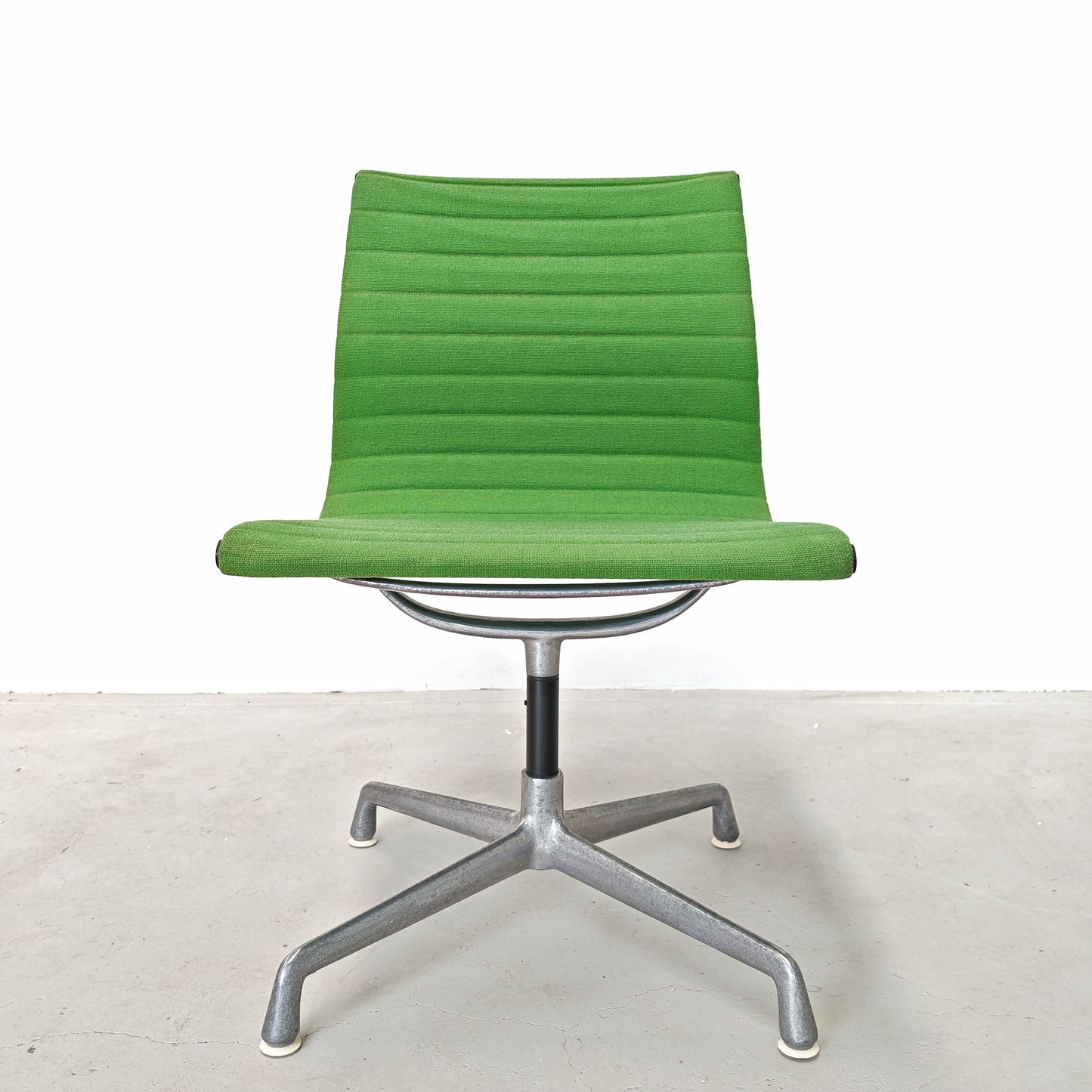 Sedie girevoli verdi Aluminium EA 105 Charles & Ray Eames per Herman Miller by ICF/DE PADOVA