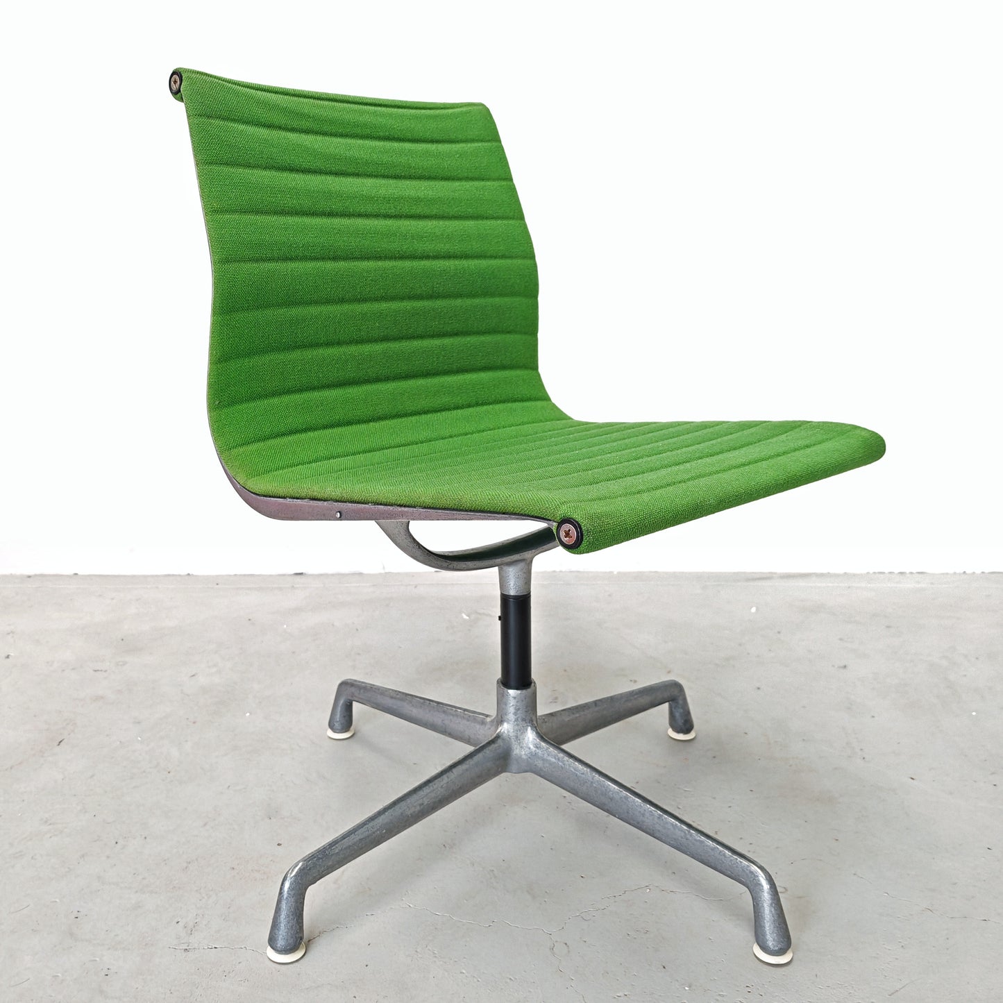 Sedie girevoli verdi Aluminium EA 105 Charles & Ray Eames per Herman Miller by ICF/DE PADOVA