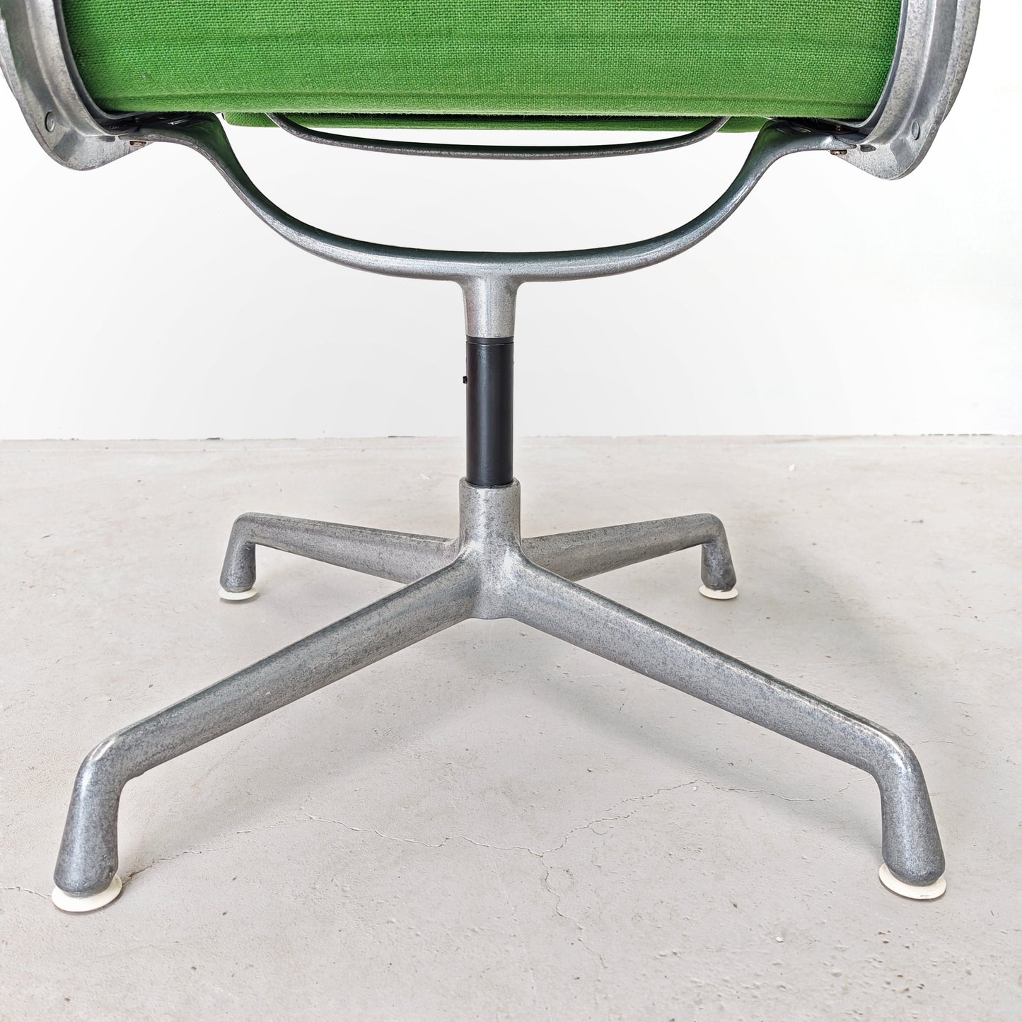Sedie girevoli verdi Aluminium EA 105 Charles & Ray Eames per Herman Miller by ICF/DE PADOVA