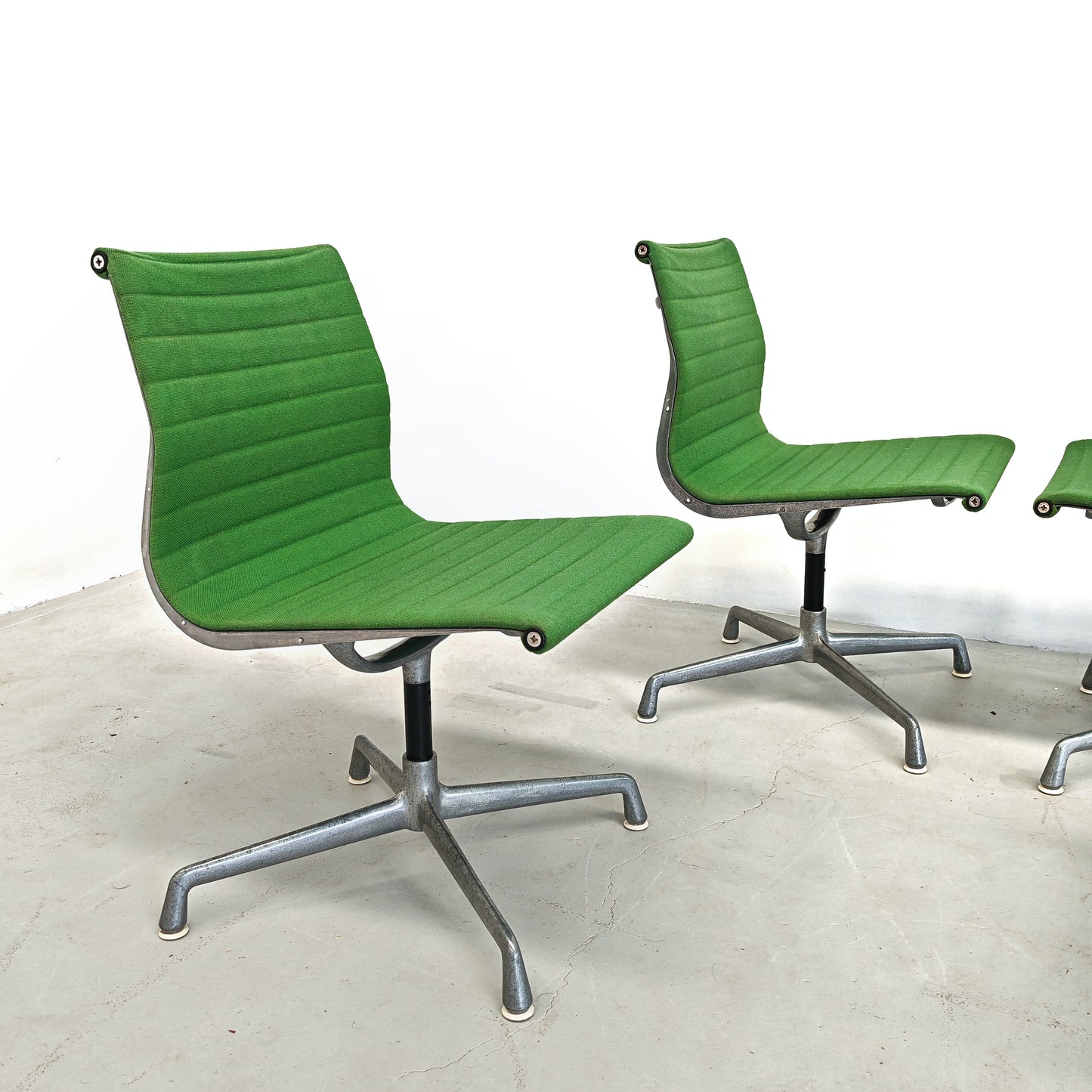 Sedie girevoli verdi Aluminium EA 105 Charles & Ray Eames per Herman Miller by ICF/DE PADOVA