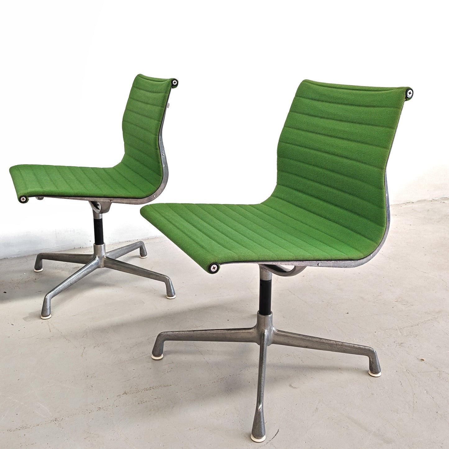 Sedie girevoli verdi Aluminium EA 105 Charles & Ray Eames per Herman Miller by ICF/DE PADOVA