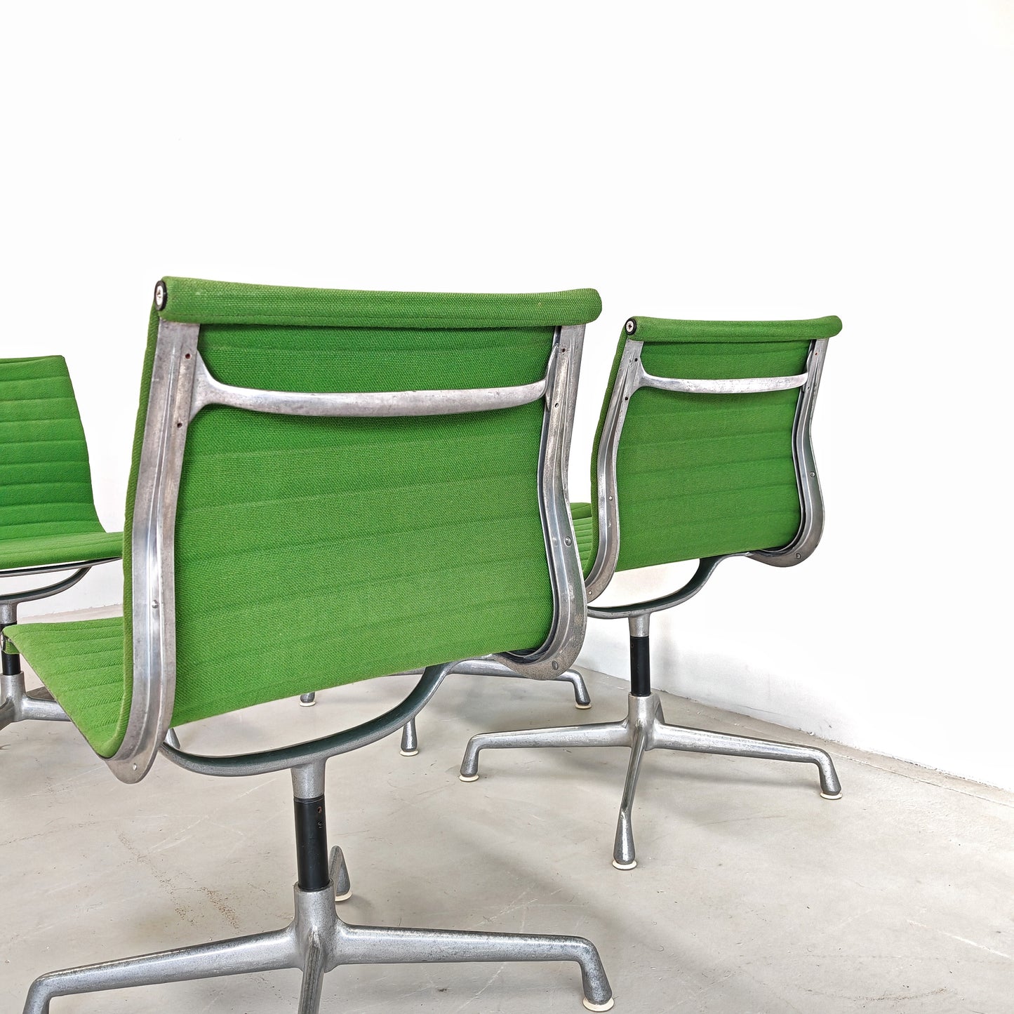 Sedie girevoli verdi Aluminium EA 105 Charles & Ray Eames per Herman Miller by ICF/DE PADOVA