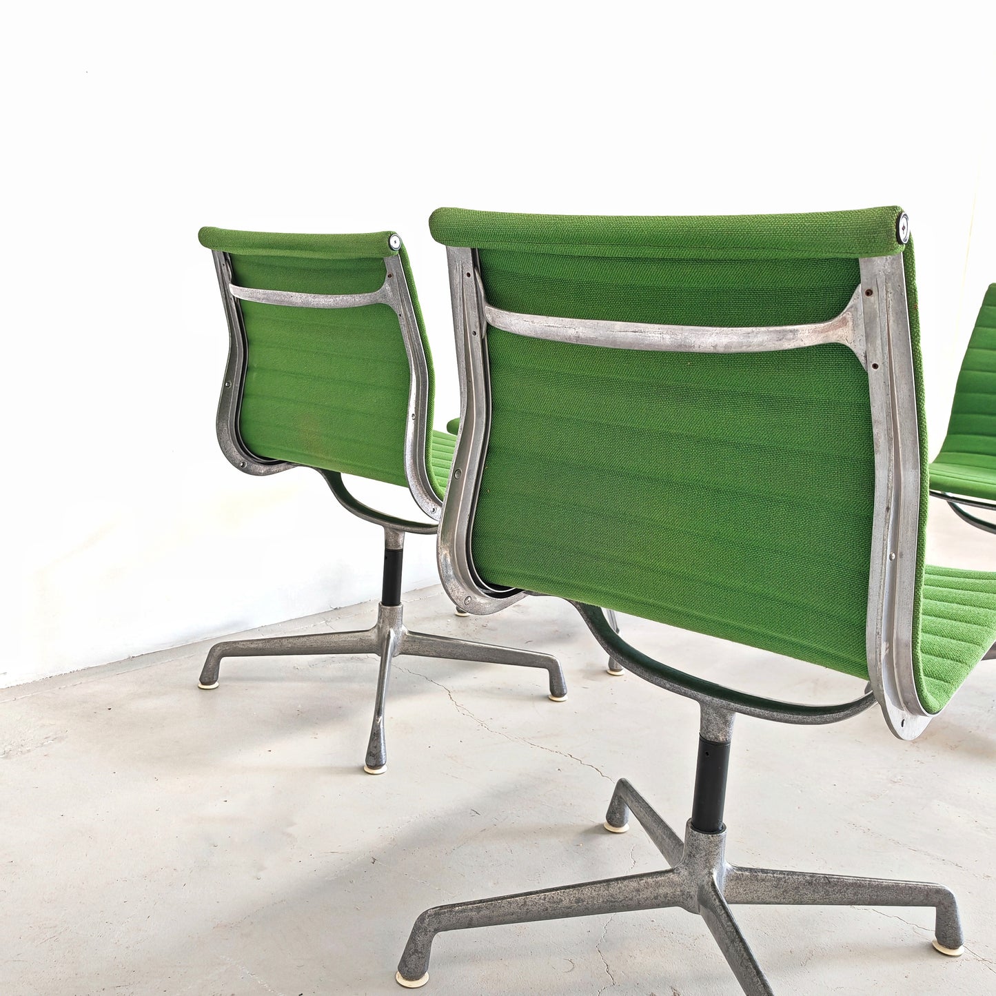 Sedie girevoli verdi Aluminium EA 105 Charles & Ray Eames per Herman Miller by ICF/DE PADOVA