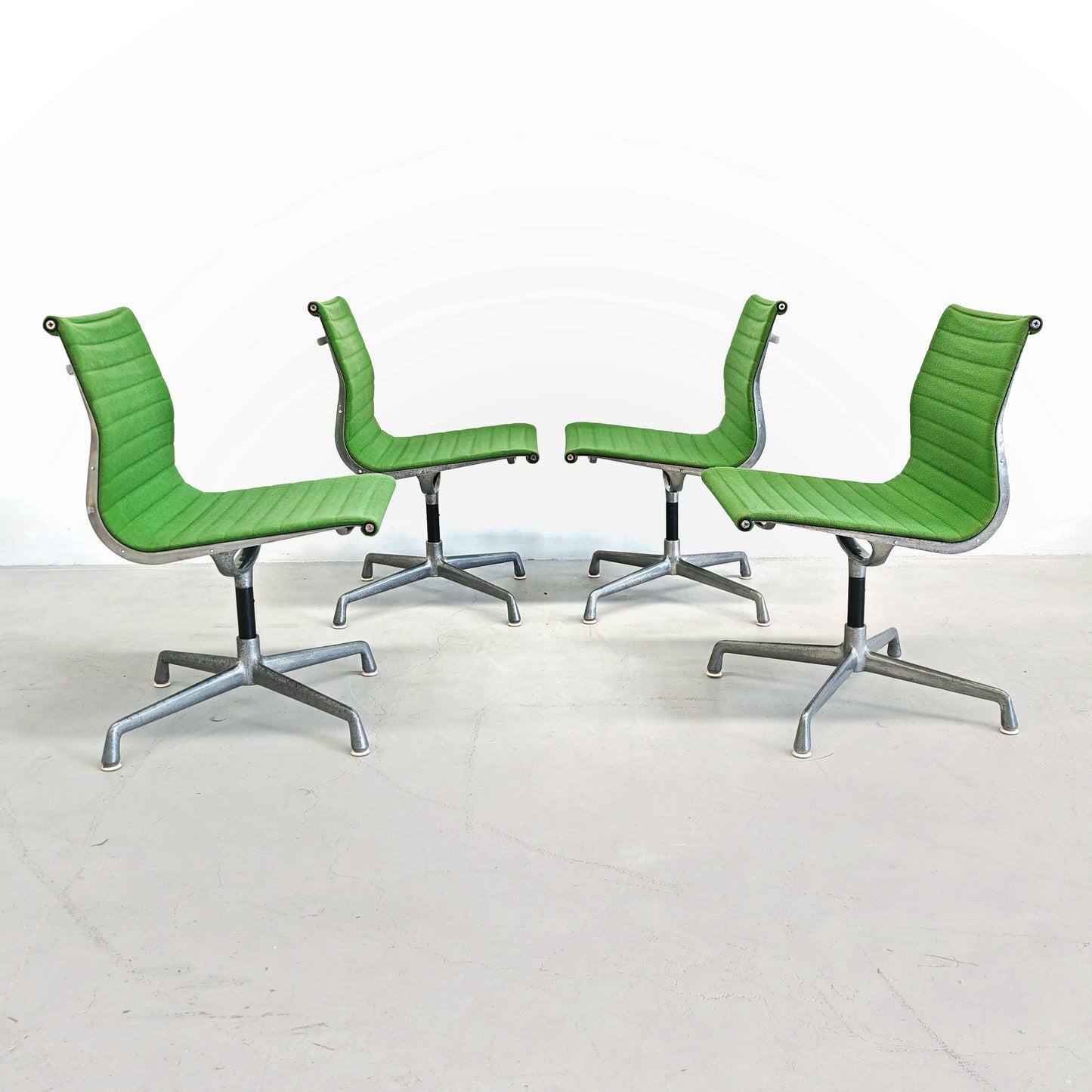 Sedie girevoli verdi Aluminium EA 105 Charles & Ray Eames per Herman Miller by ICF/DE PADOVA