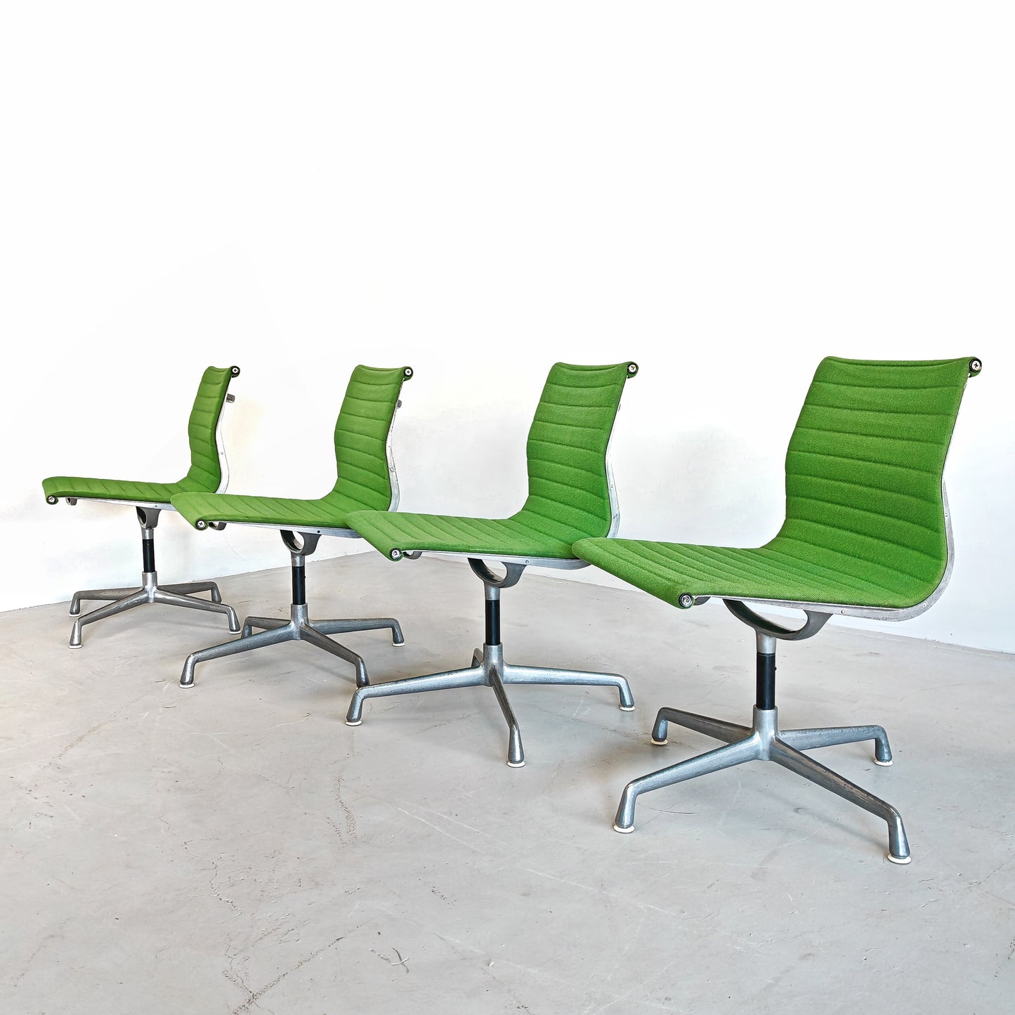 Sedie girevoli verdi Aluminium EA 105 Charles & Ray Eames per Herman Miller by ICF/DE PADOVA