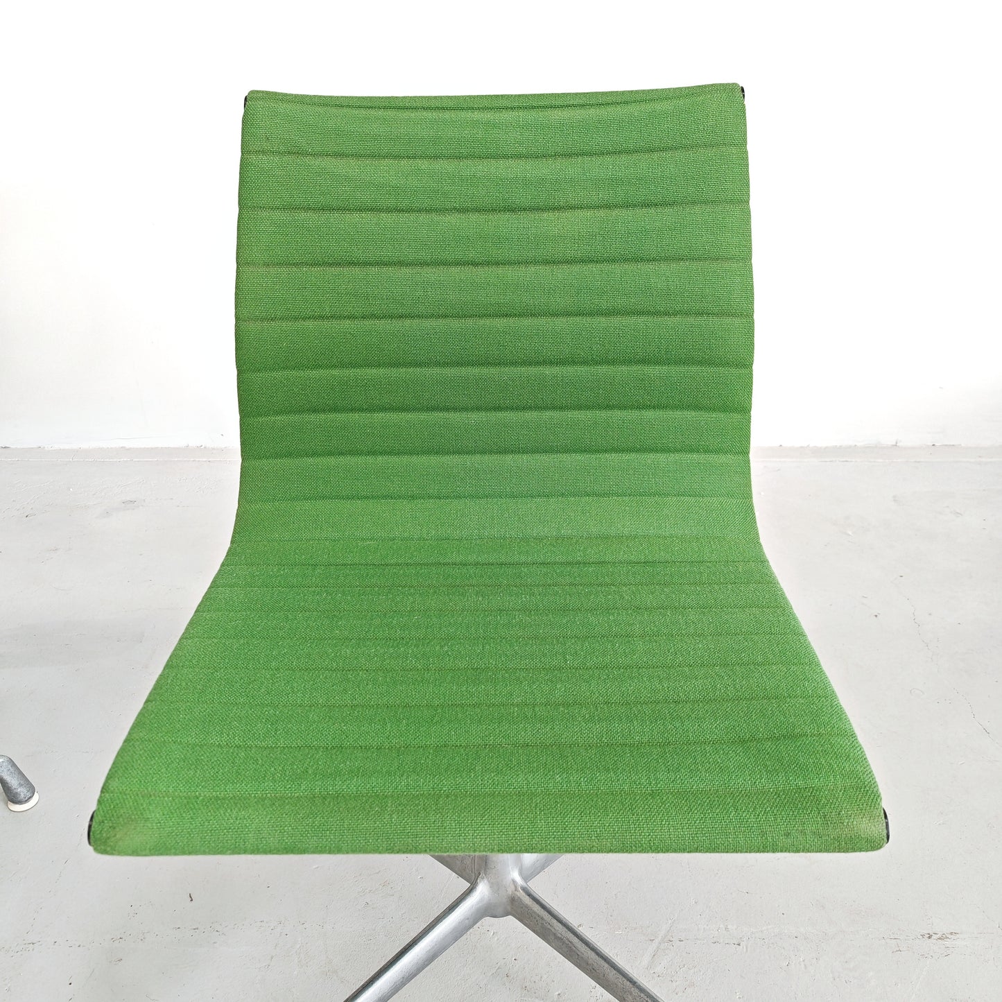 Sedie girevoli verdi Aluminium EA 105 Charles & Ray Eames per Herman Miller by ICF/DE PADOVA