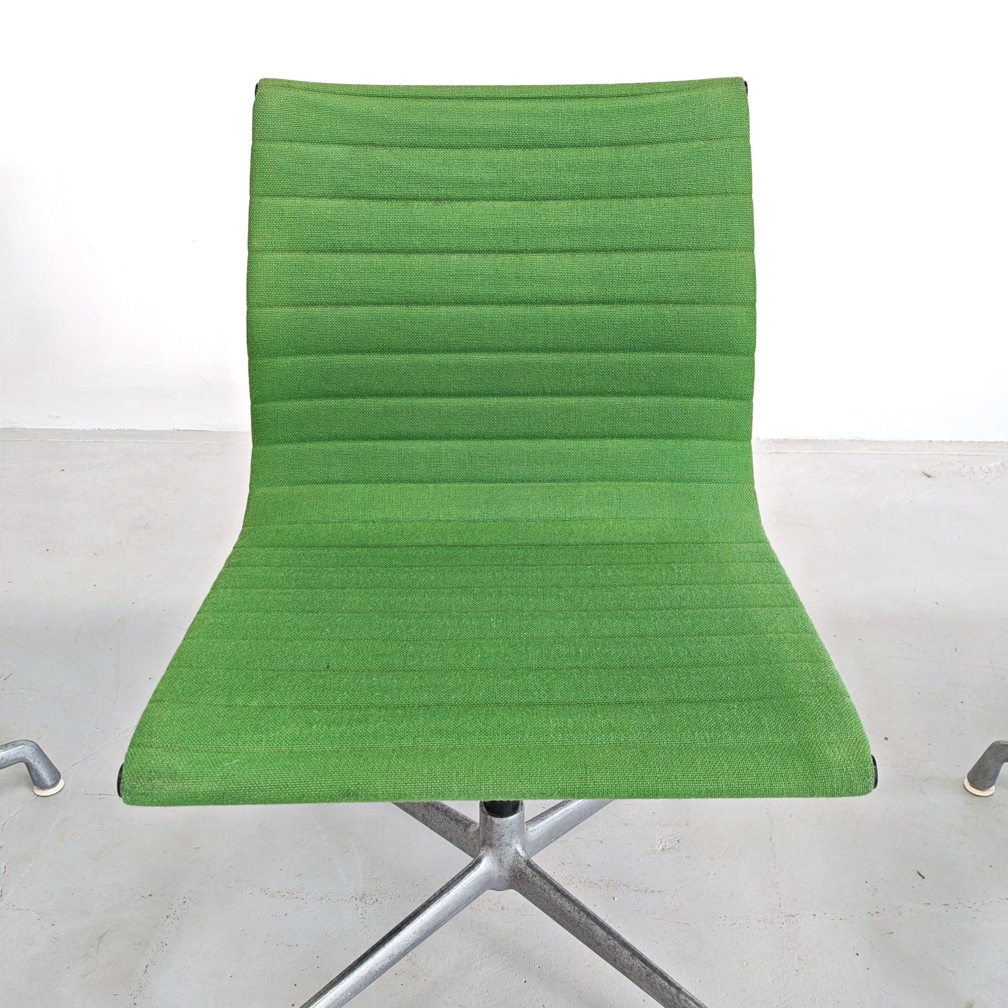 Sedie girevoli verdi Aluminium EA 105 Charles & Ray Eames per Herman Miller by ICF/DE PADOVA