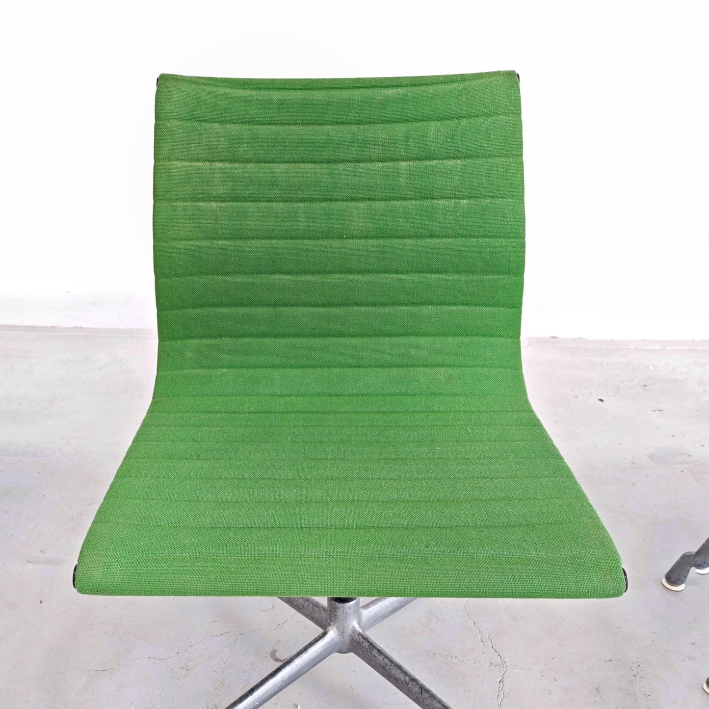 Sedie girevoli verdi Aluminium EA 105 Charles & Ray Eames per Herman Miller by ICF/DE PADOVA