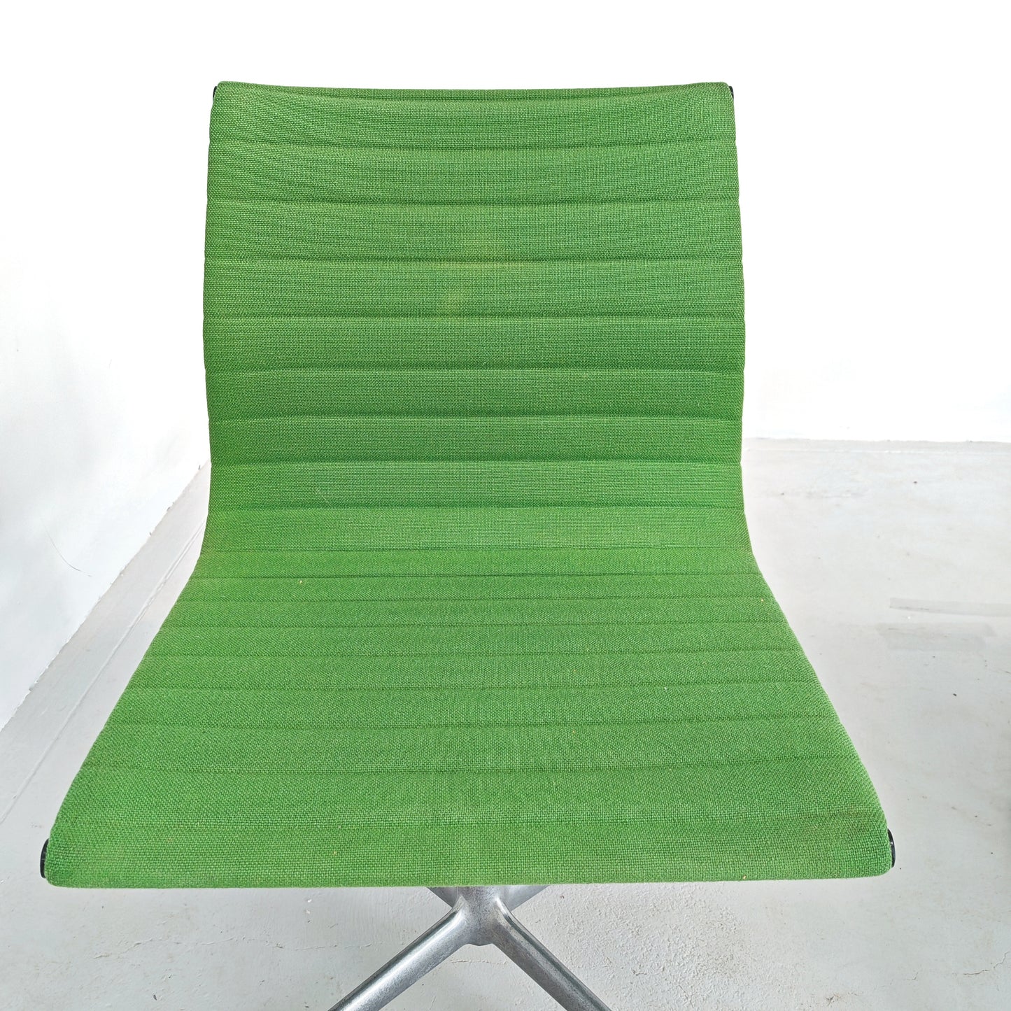 Sedie girevoli verdi Aluminium EA 105 Charles & Ray Eames per Herman Miller by ICF/DE PADOVA