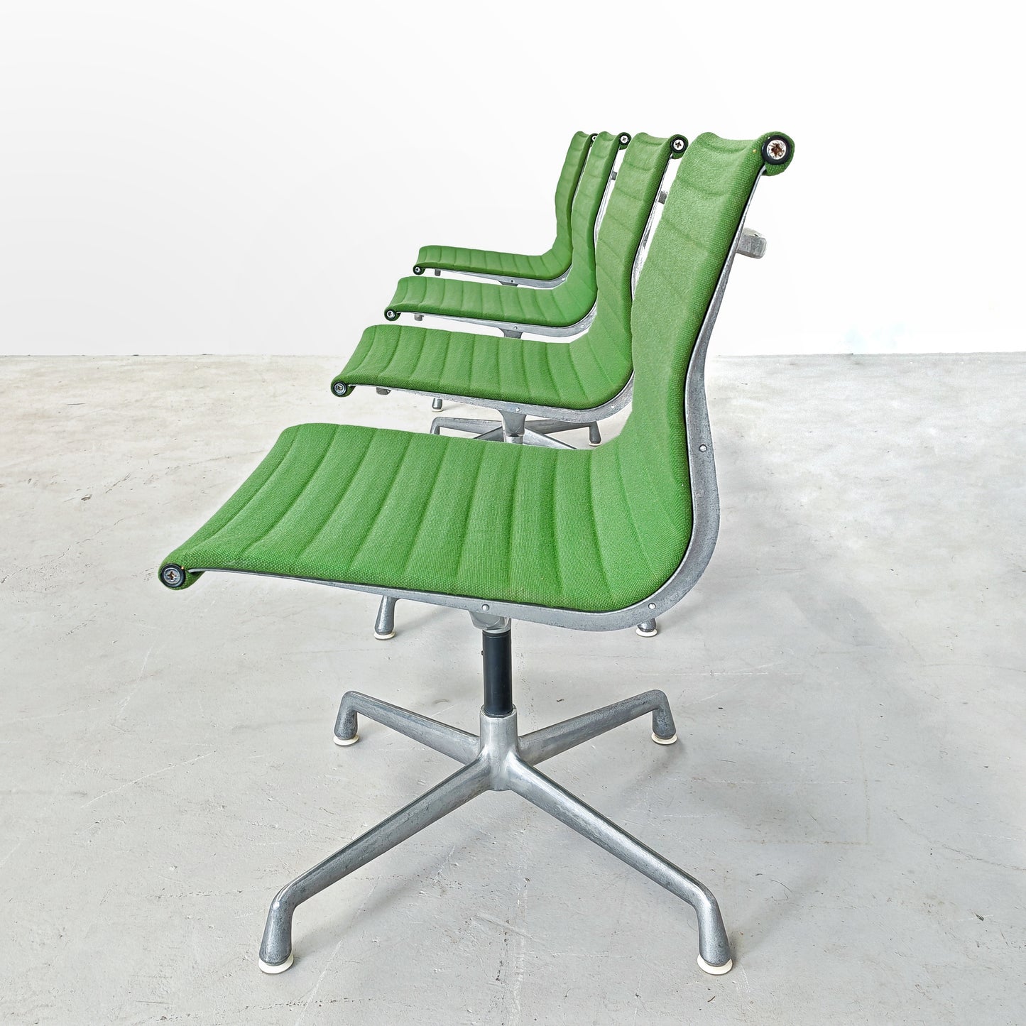 Sedie girevoli verdi Aluminium EA 105 Charles & Ray Eames per Herman Miller by ICF/DE PADOVA