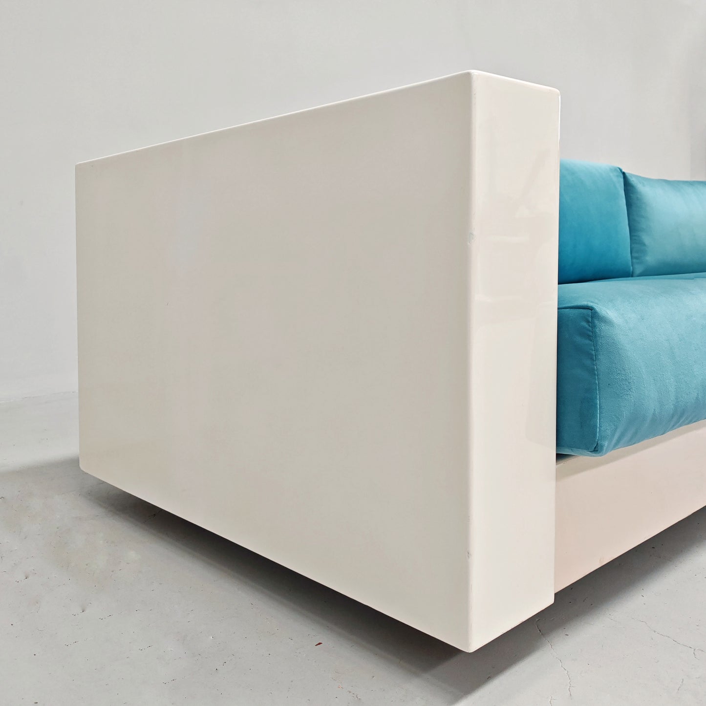 Divano in velluto azzurro Saratoga, Lella e Massimo Vignelli per Poltronova anni 60