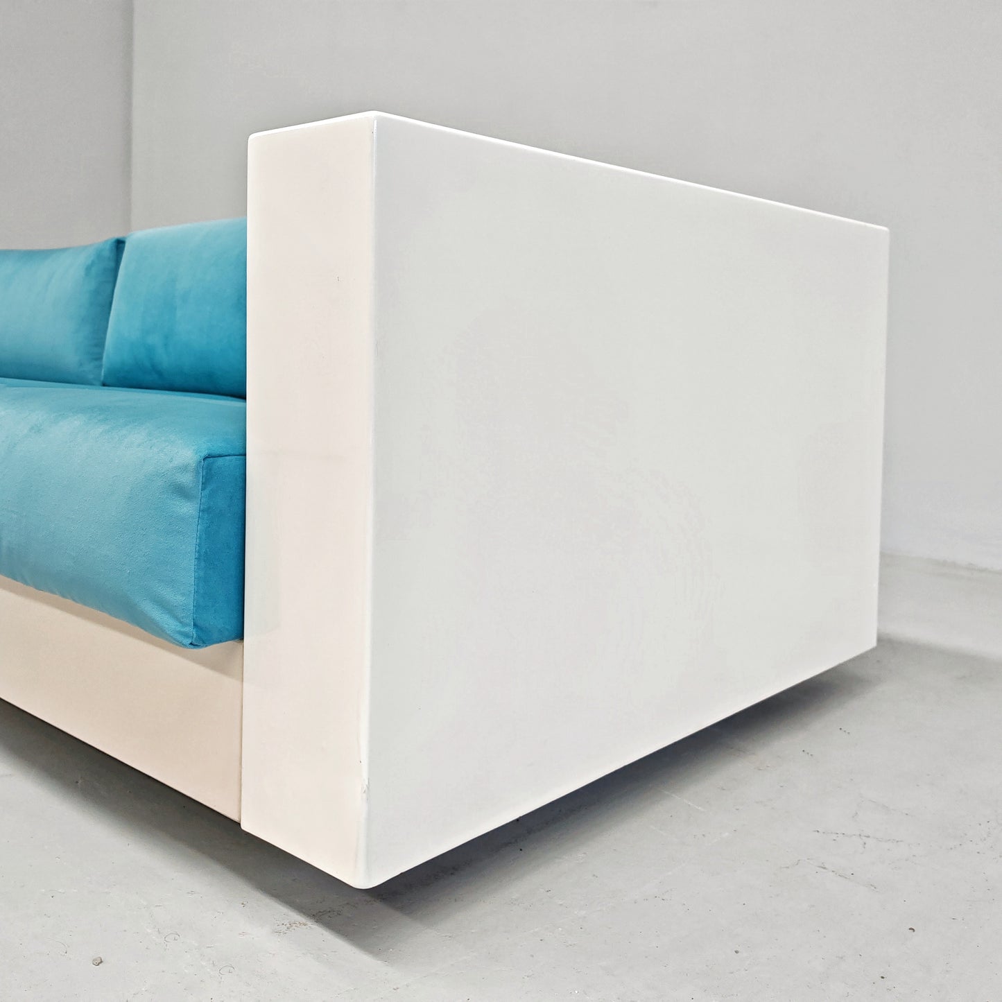 Divano in velluto azzurro Saratoga, Lella e Massimo Vignelli per Poltronova anni 60