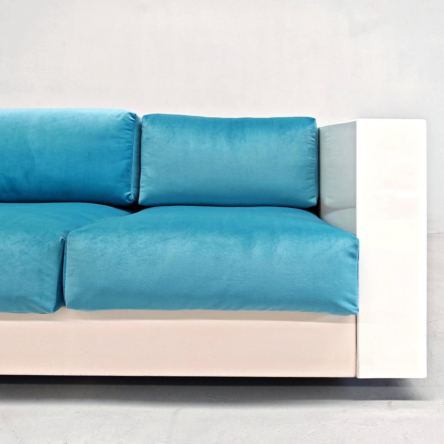 Divano in velluto azzurro Saratoga, Lella e Massimo Vignelli per Poltronova anni 60