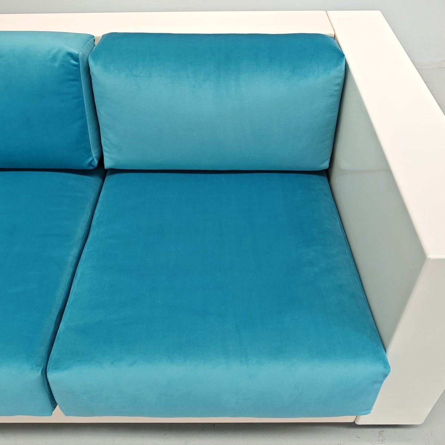 Divano in velluto azzurro Saratoga, Lella e Massimo Vignelli per Poltronova anni 60