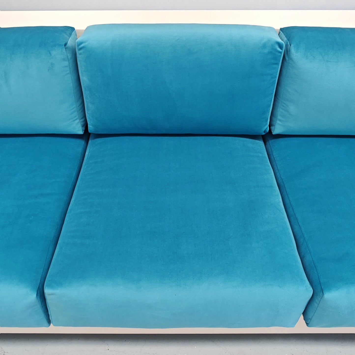 Divano in velluto azzurro Saratoga, Lella e Massimo Vignelli per Poltronova anni 60