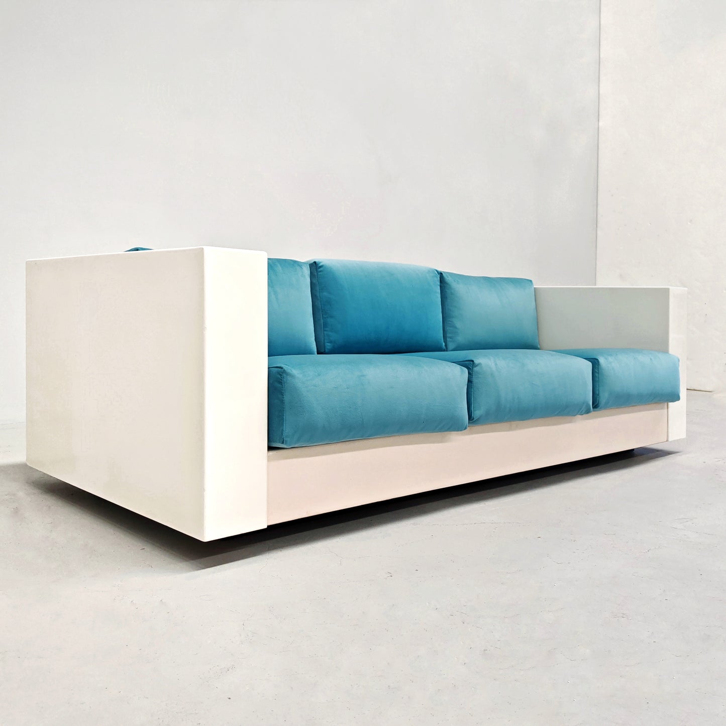 Divano in velluto azzurro Saratoga, Lella e Massimo Vignelli per Poltronova anni 60