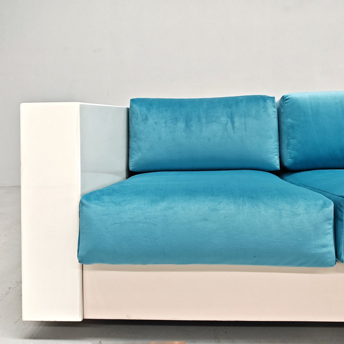 Divano in velluto azzurro Saratoga, Lella e Massimo Vignelli per Poltronova anni 60