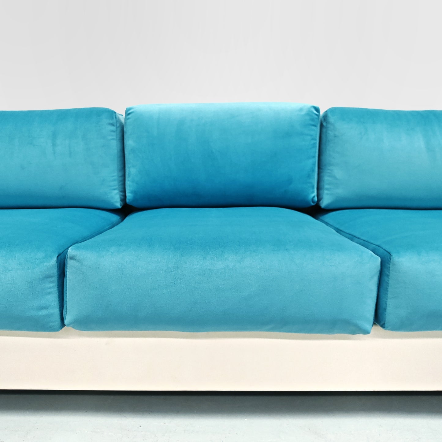 Divano in velluto azzurro Saratoga, Lella e Massimo Vignelli per Poltronova anni 60