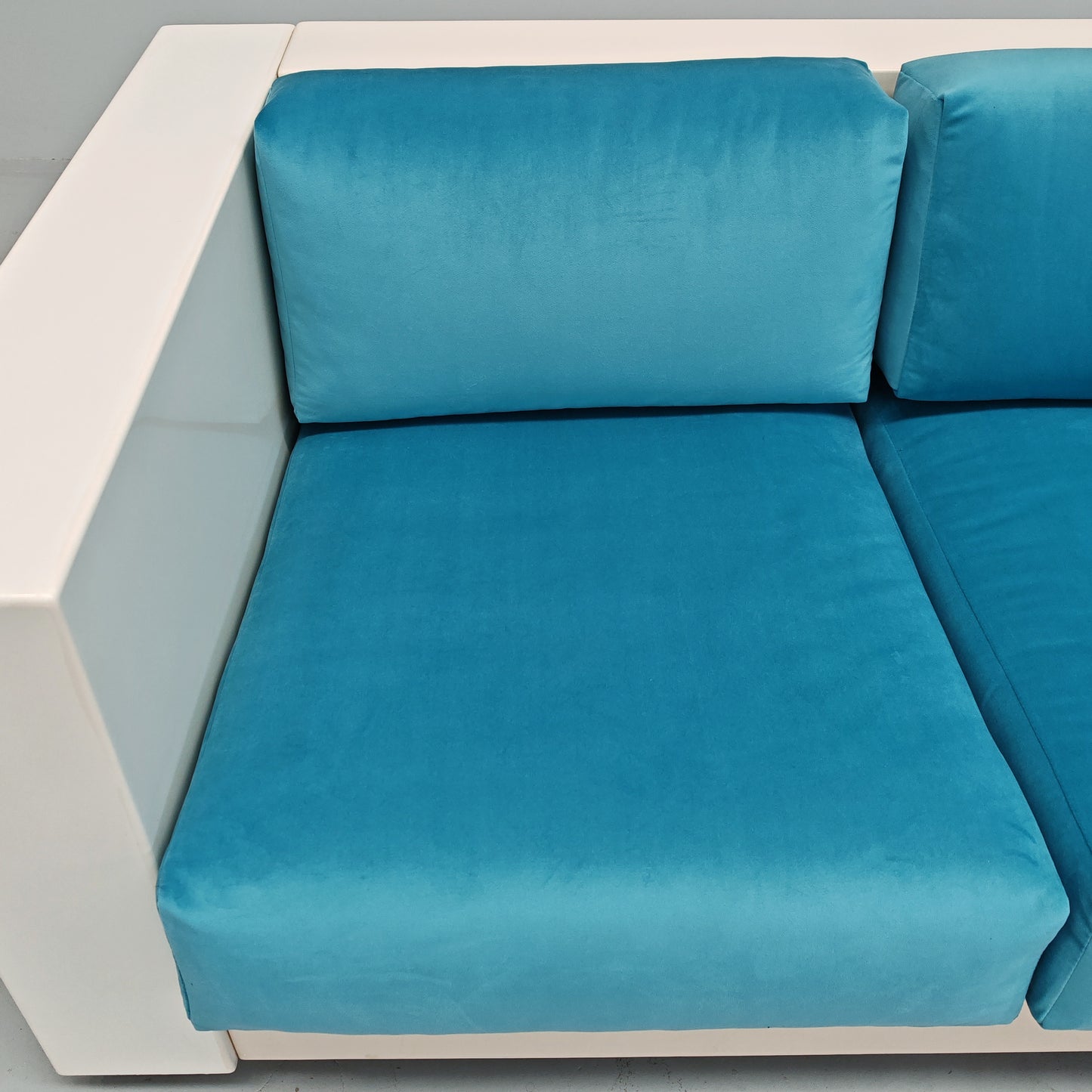 Divano in velluto azzurro Saratoga, Lella e Massimo Vignelli per Poltronova anni 60