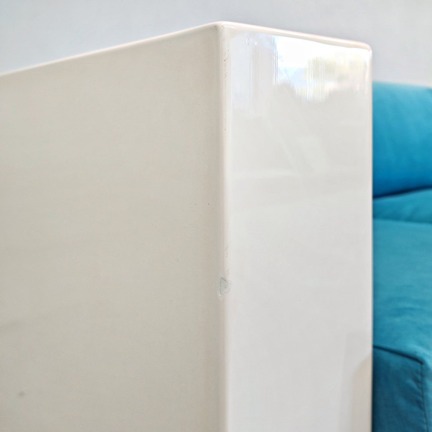 Divano in velluto azzurro Saratoga, Lella e Massimo Vignelli per Poltronova anni 60