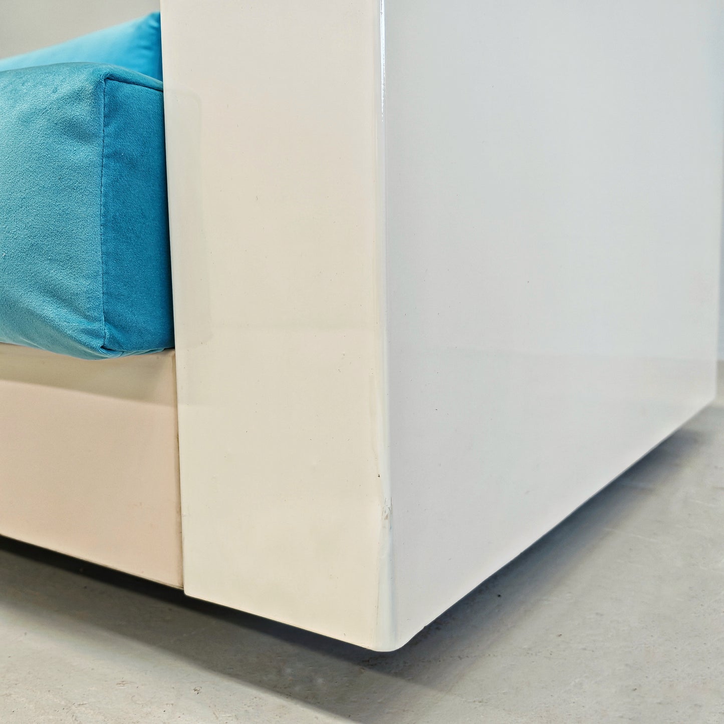 Divano in velluto azzurro Saratoga, Lella e Massimo Vignelli per Poltronova anni 60