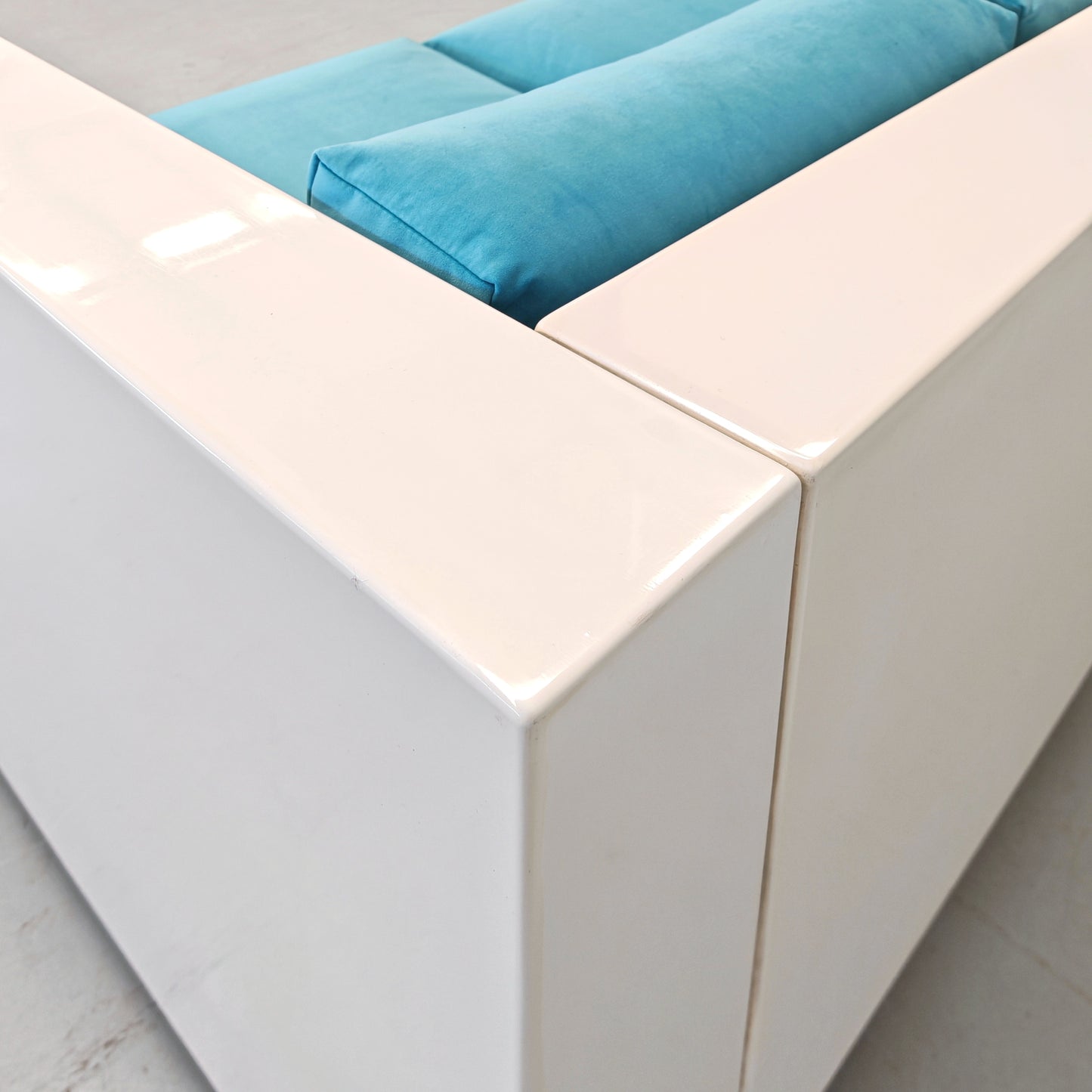 Divano in velluto azzurro Saratoga, Lella e Massimo Vignelli per Poltronova anni 60