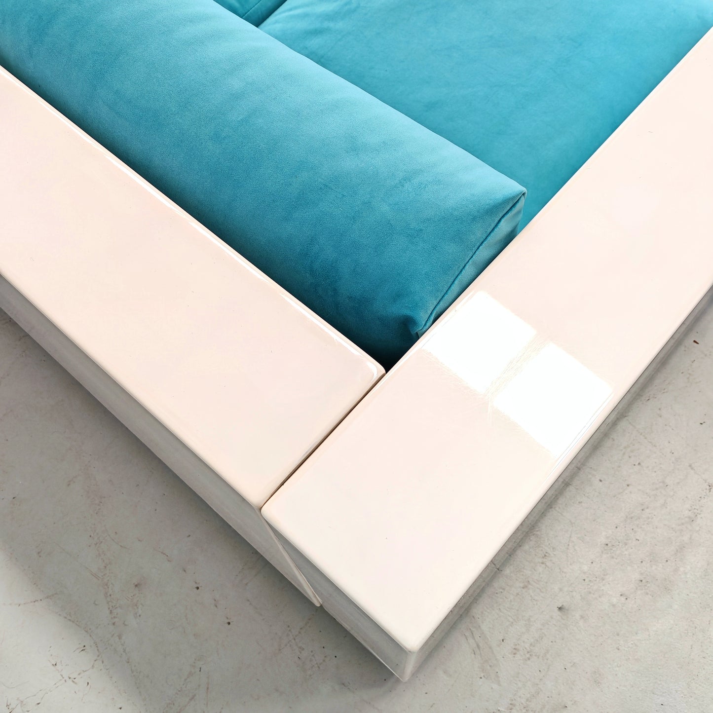 Divano in velluto azzurro Saratoga, Lella e Massimo Vignelli per Poltronova anni 60