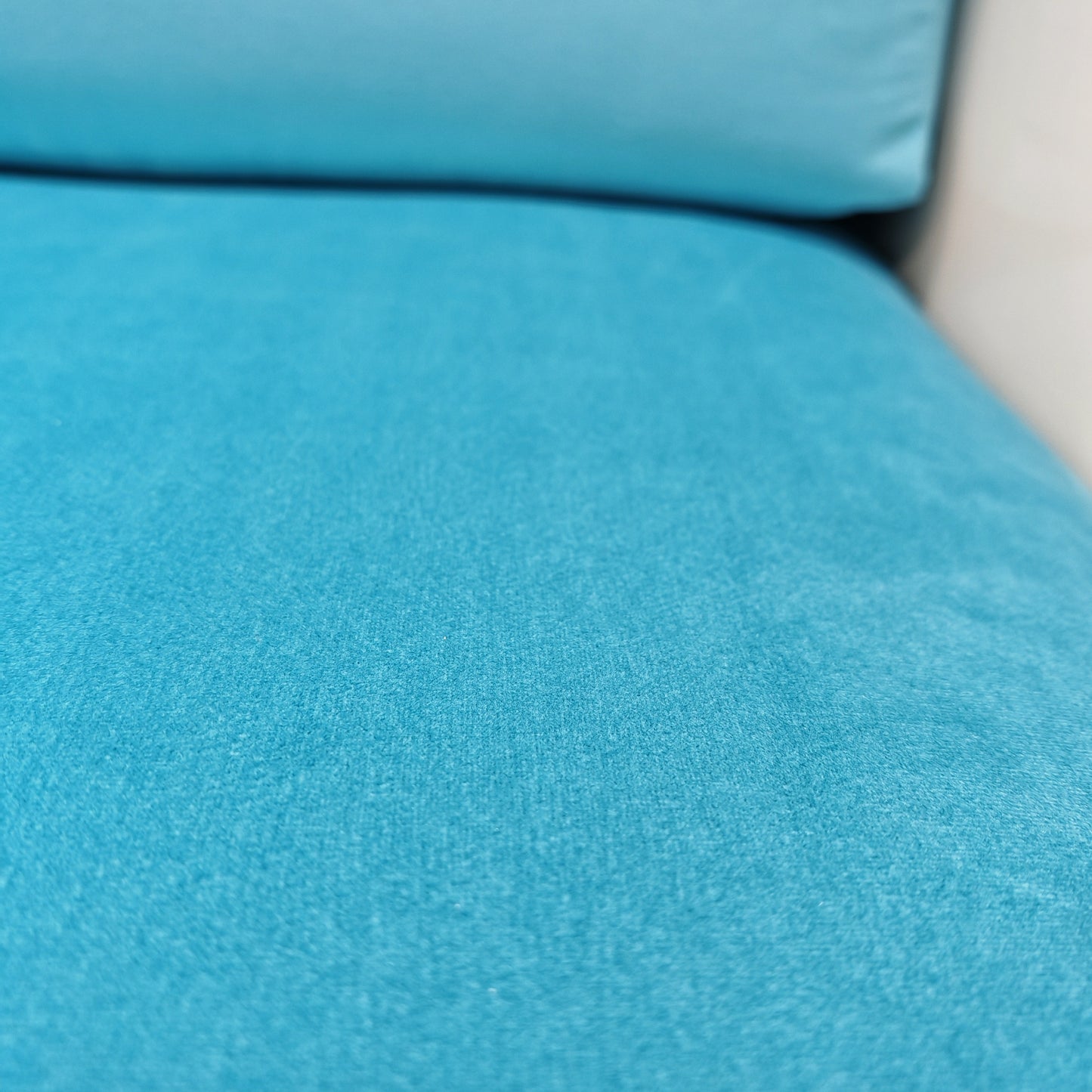 Divano in velluto azzurro Saratoga, Lella e Massimo Vignelli per Poltronova anni 60