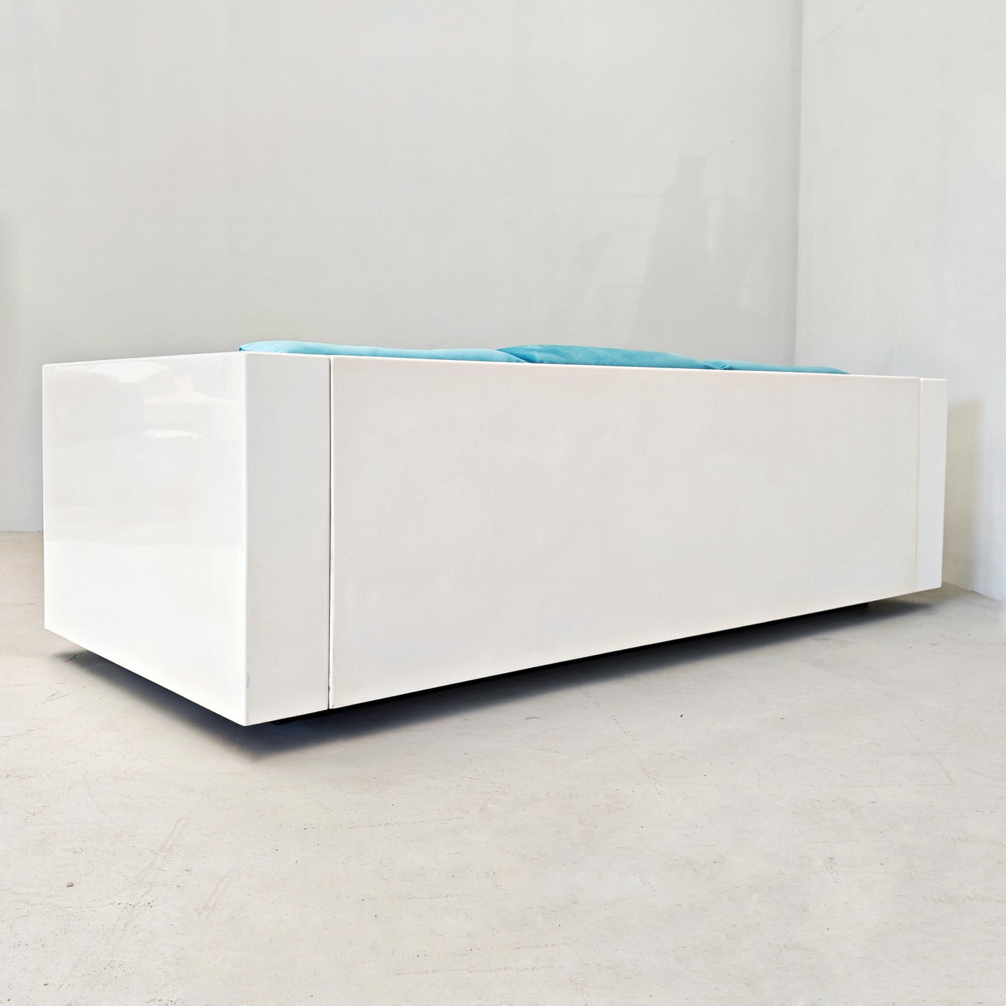 Divano in velluto azzurro Saratoga, Lella e Massimo Vignelli per Poltronova anni 60