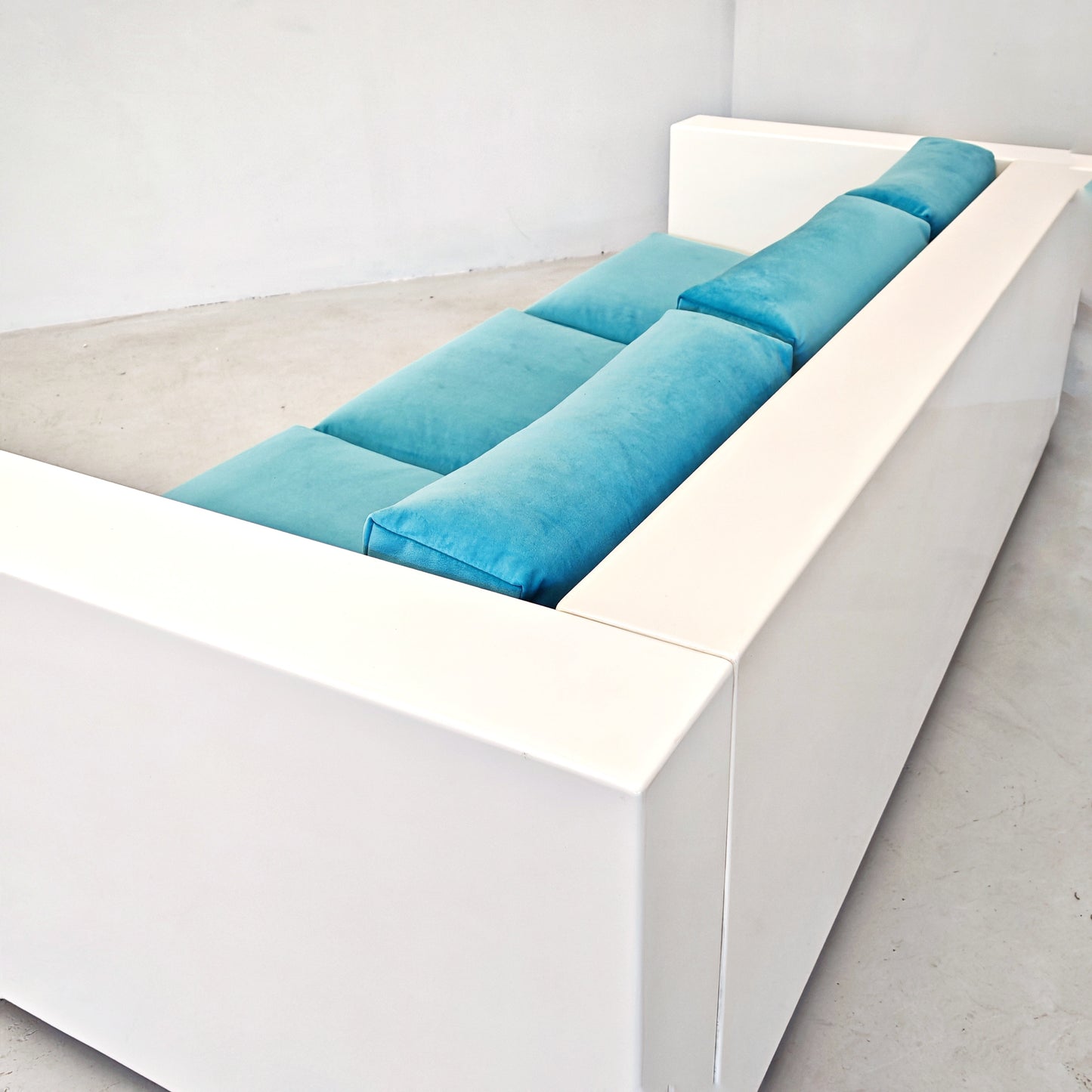 Divano in velluto azzurro Saratoga, Lella e Massimo Vignelli per Poltronova anni 60