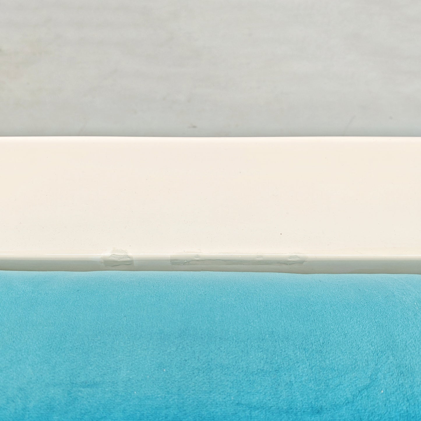 Divano in velluto azzurro Saratoga, Lella e Massimo Vignelli per Poltronova anni 60
