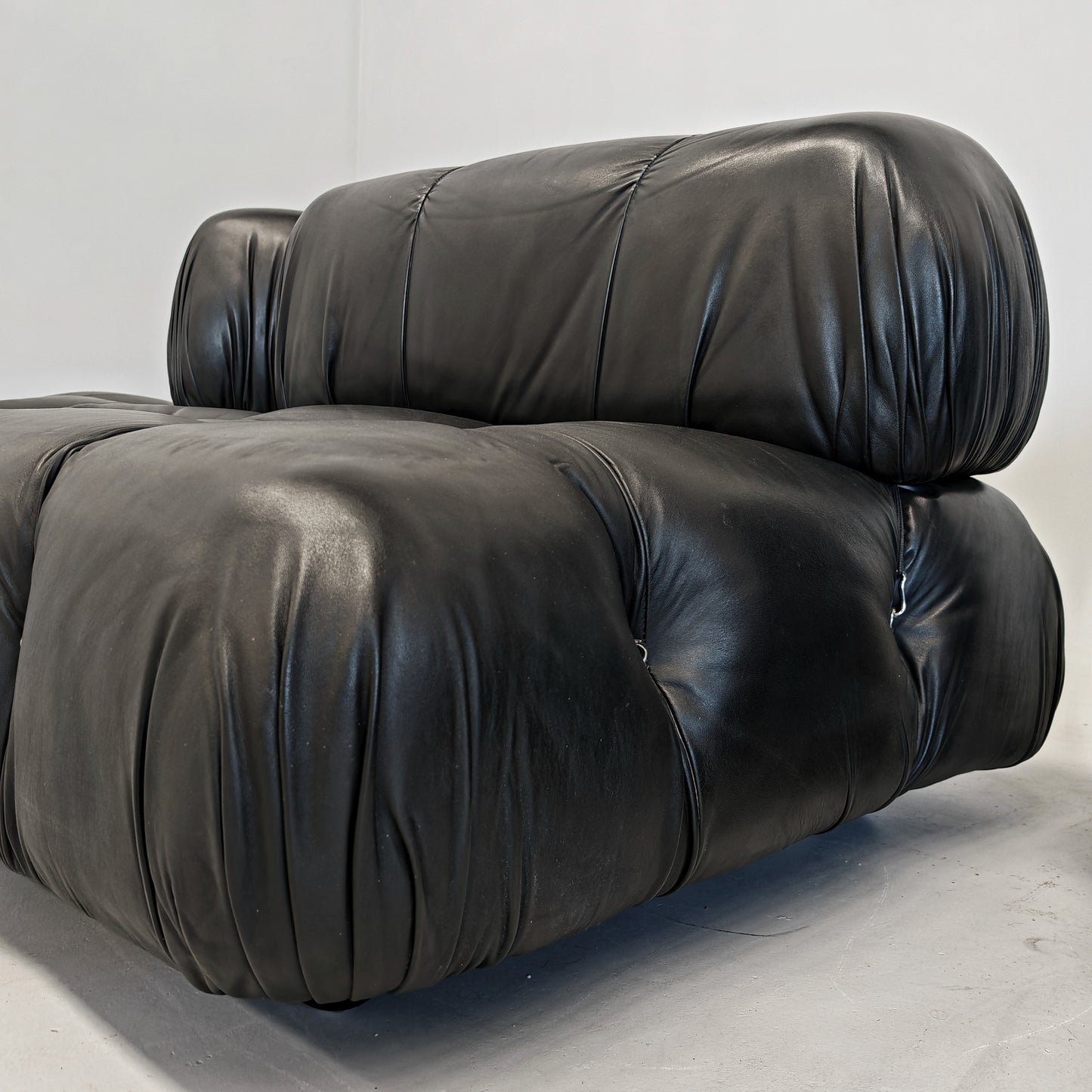 Divano in pelle nera "Camaleonda" Mario Bellini per C&B B&B Italia Anni 70