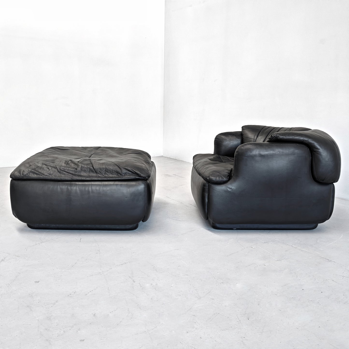 Poltrona e pouf in Pelle Nera "Confidential", Alberto Rosselli per Saporiti anni 70