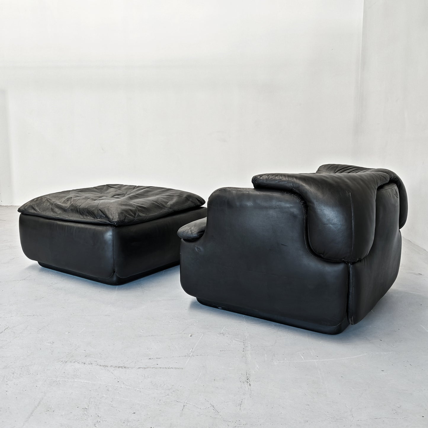 Poltrona e pouf in Pelle Nera "Confidential", Alberto Rosselli per Saporiti anni 70
