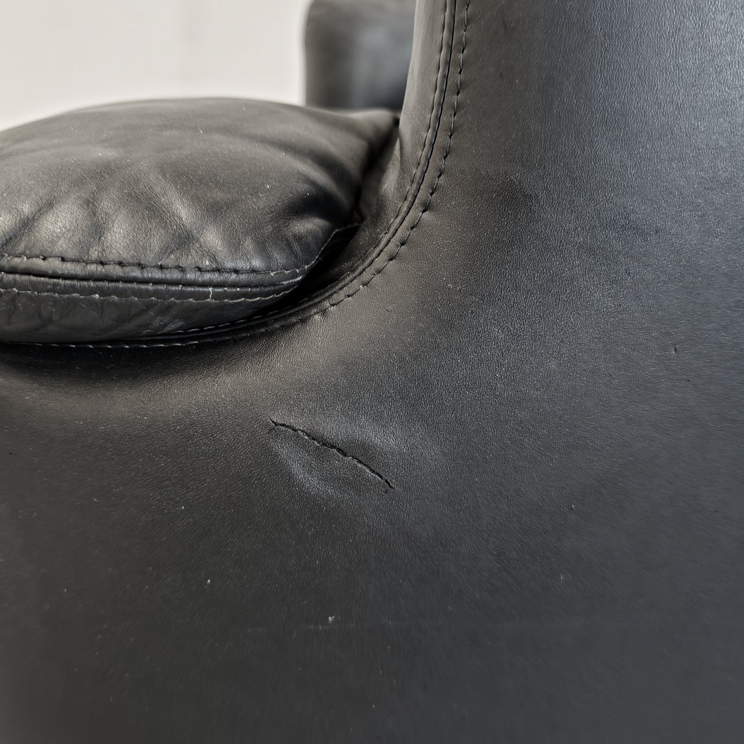 Poltrona e pouf in Pelle Nera "Confidential", Alberto Rosselli per Saporiti anni 70