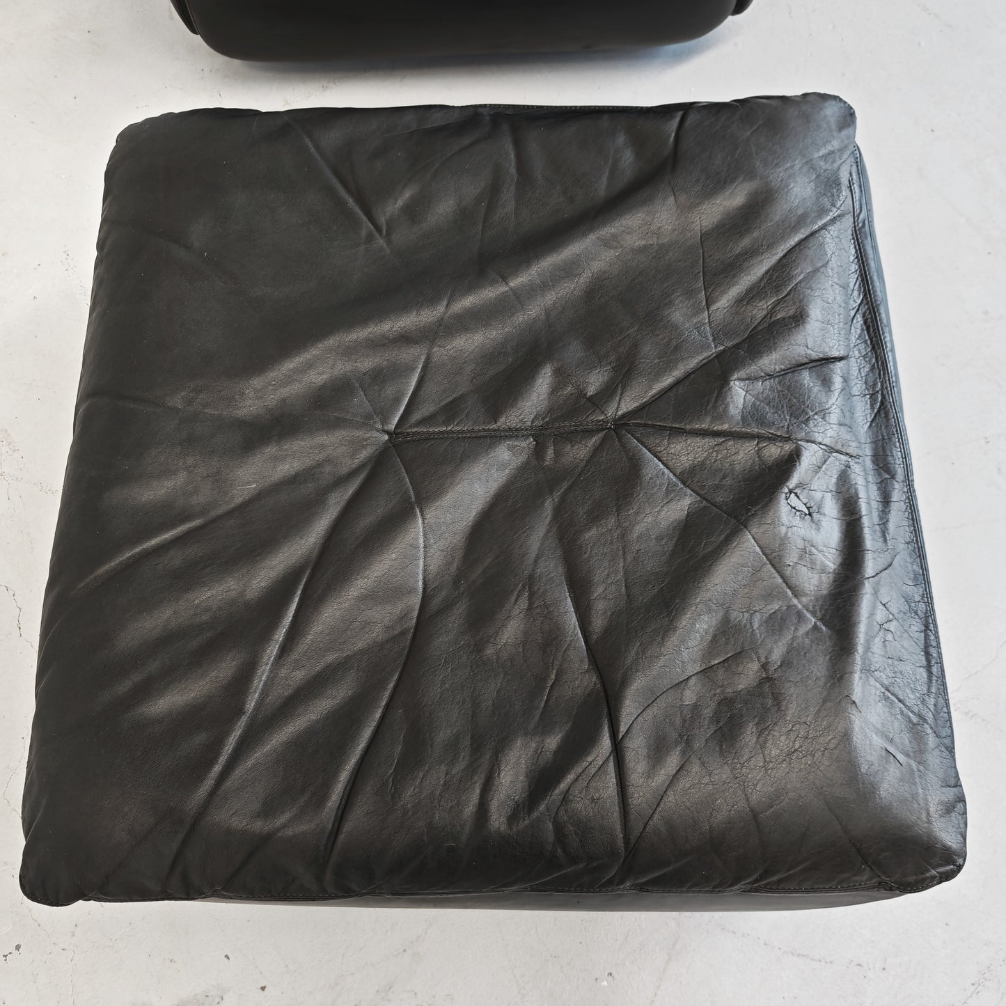 Poltrona e pouf in Pelle Nera "Confidential", Alberto Rosselli per Saporiti anni 70