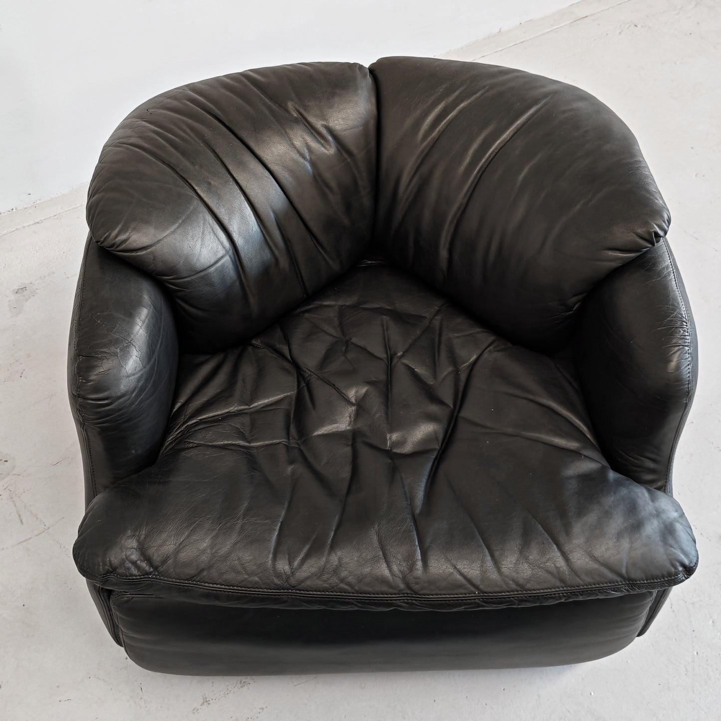 Poltrona e pouf in Pelle Nera "Confidential", Alberto Rosselli per Saporiti anni 70