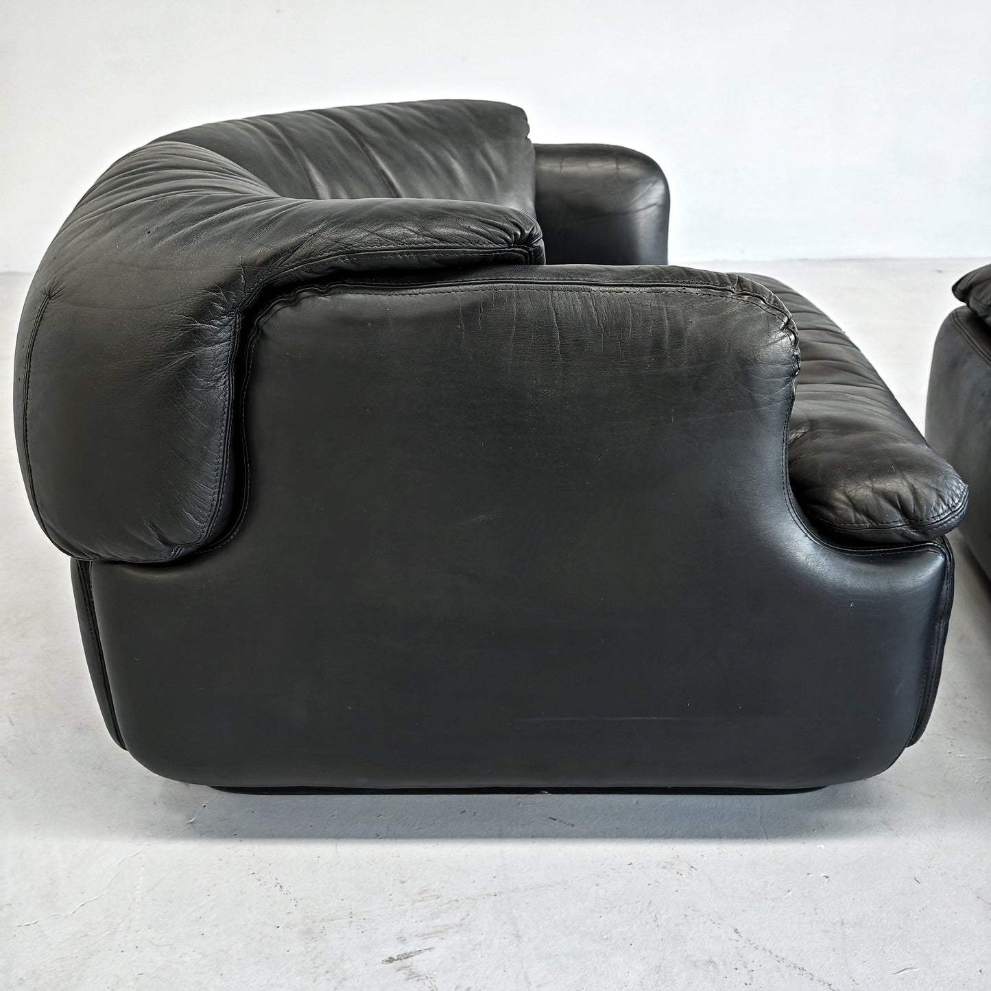 Poltrona e pouf in Pelle Nera "Confidential", Alberto Rosselli per Saporiti anni 70