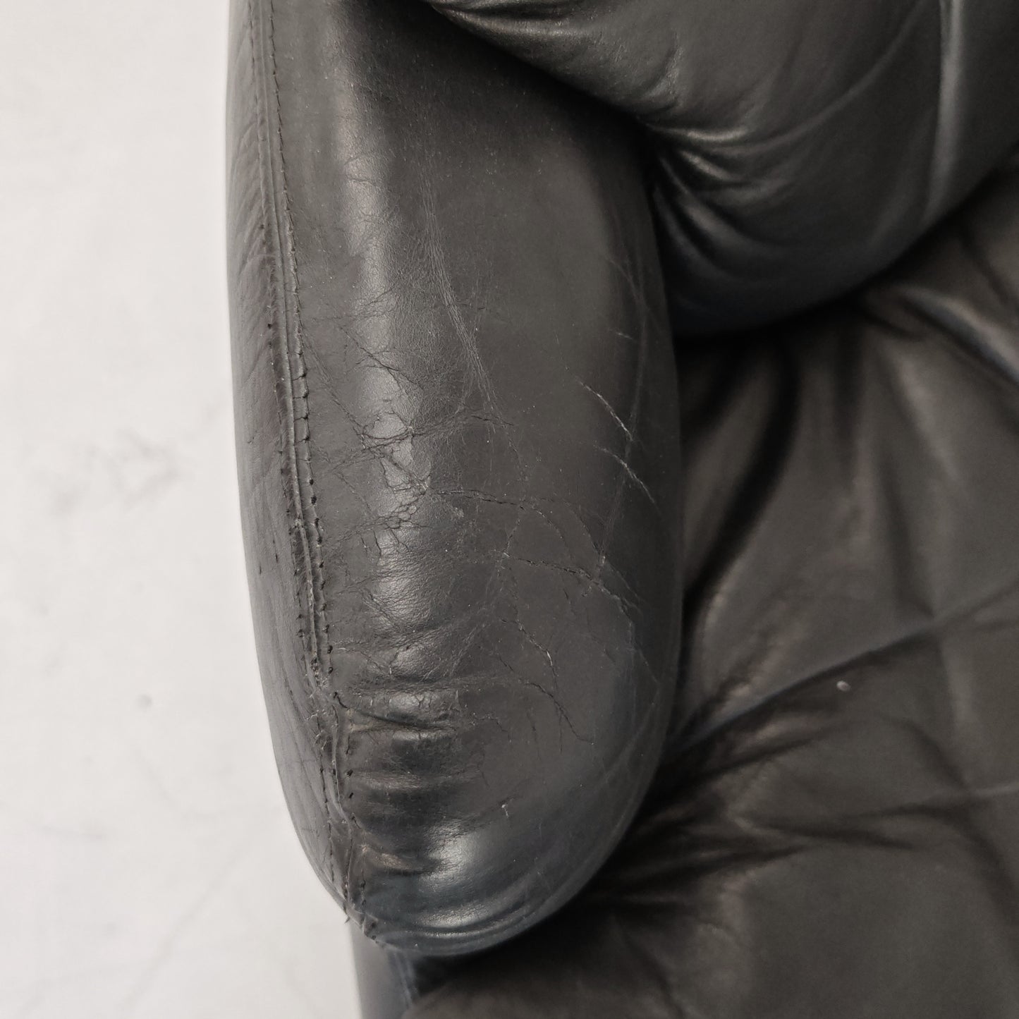 Poltrona e pouf in Pelle Nera "Confidential", Alberto Rosselli per Saporiti anni 70