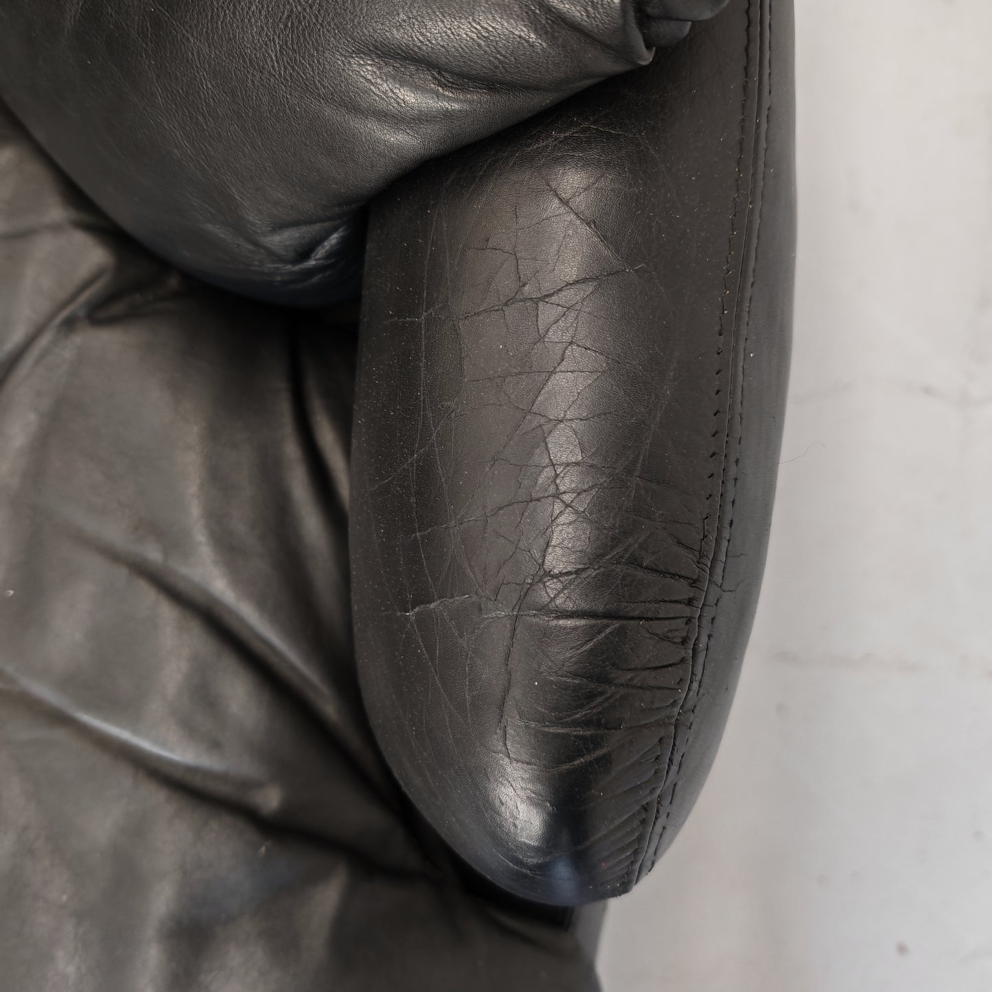 Poltrona e pouf in Pelle Nera "Confidential", Alberto Rosselli per Saporiti anni 70