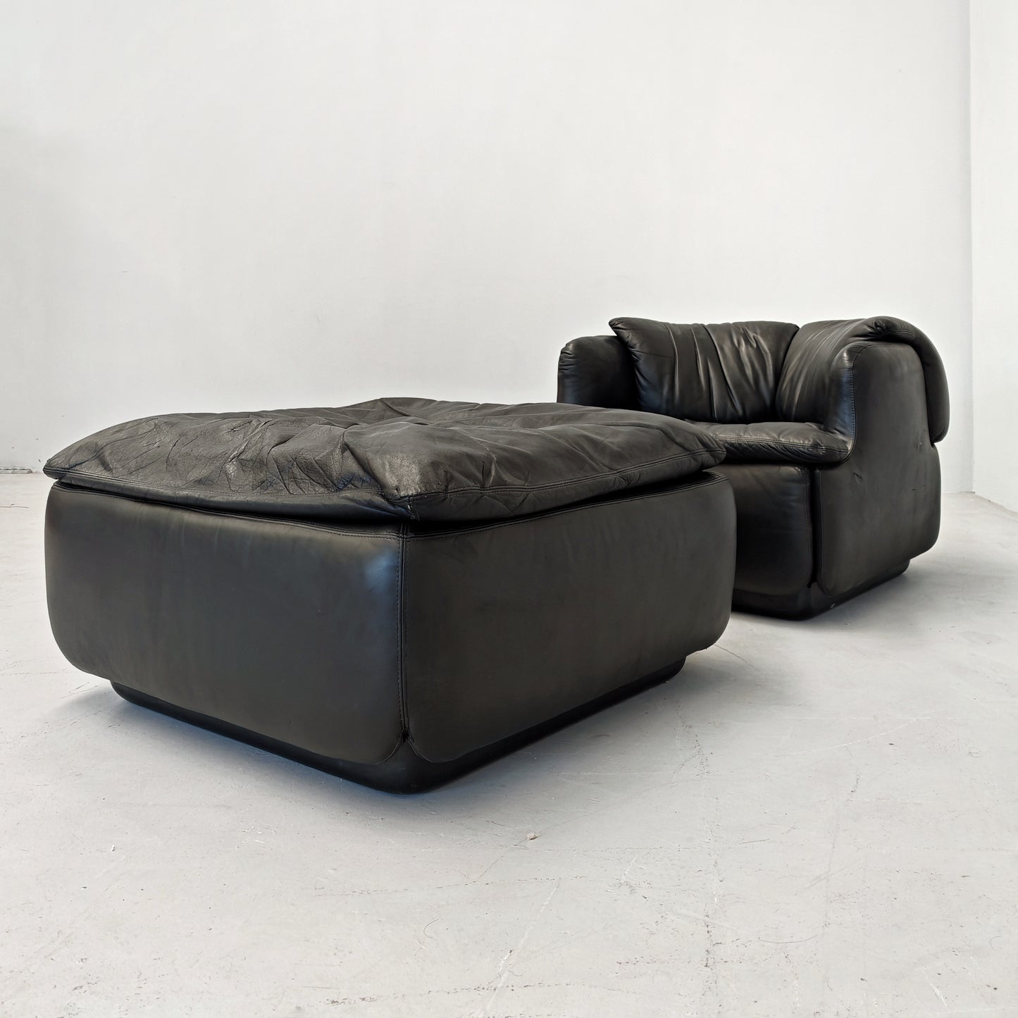 Poltrona e pouf in Pelle Nera "Confidential", Alberto Rosselli per Saporiti anni 70