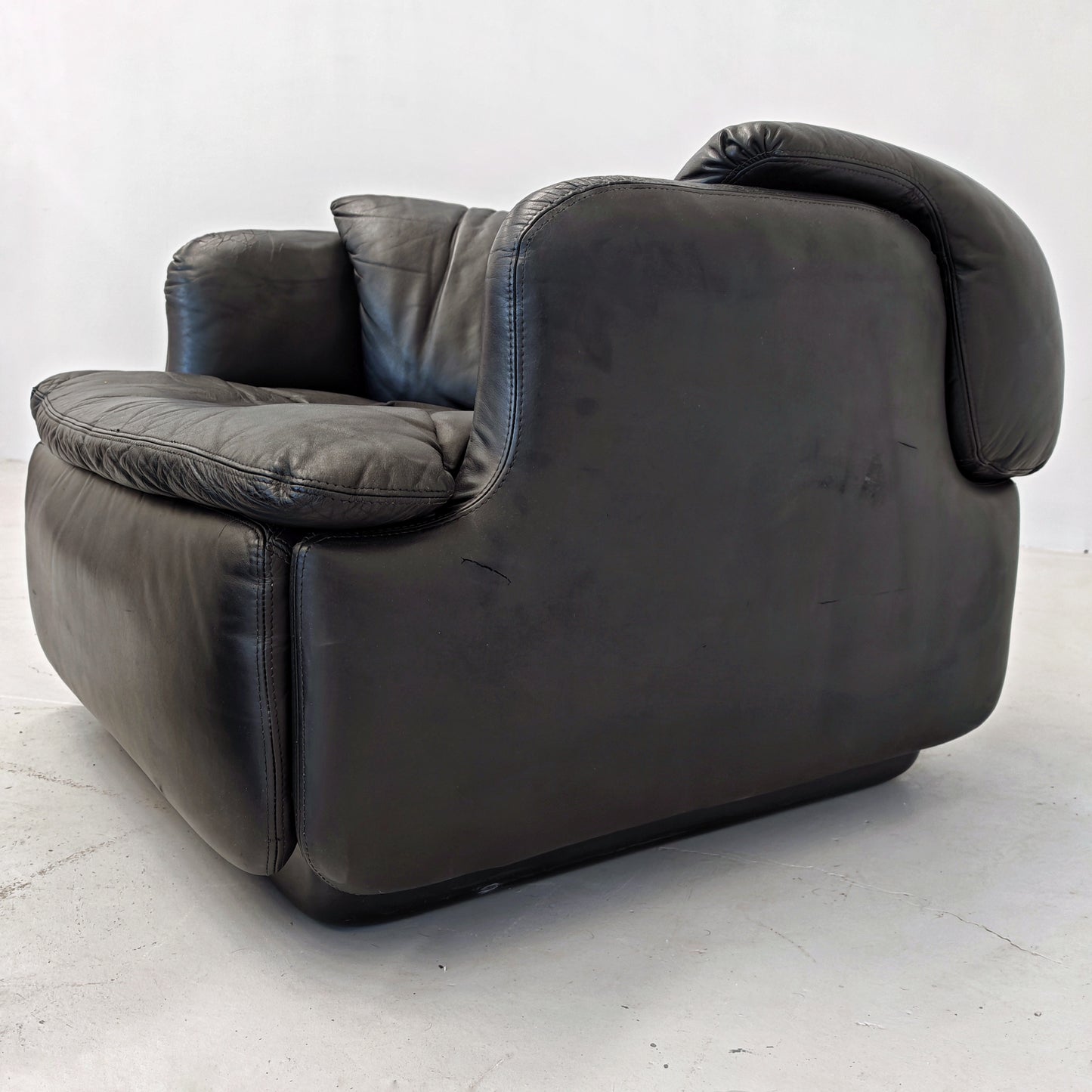 Poltrona e pouf in Pelle Nera "Confidential", Alberto Rosselli per Saporiti anni 70