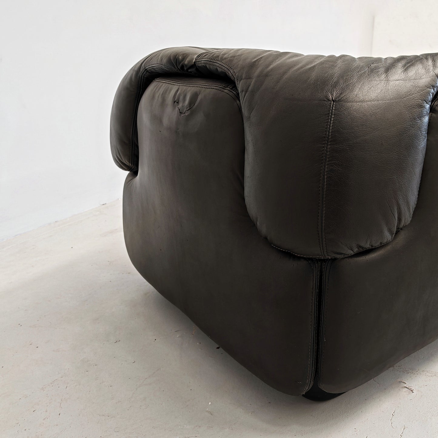 Poltrona e pouf in Pelle Nera "Confidential", Alberto Rosselli per Saporiti anni 70