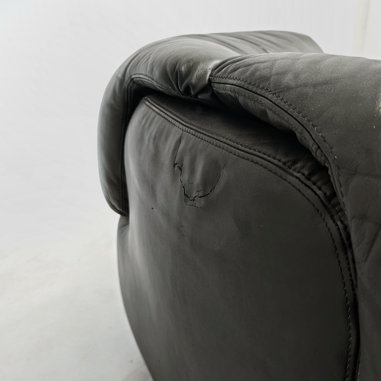 Poltrona e pouf in Pelle Nera "Confidential", Alberto Rosselli per Saporiti anni 70