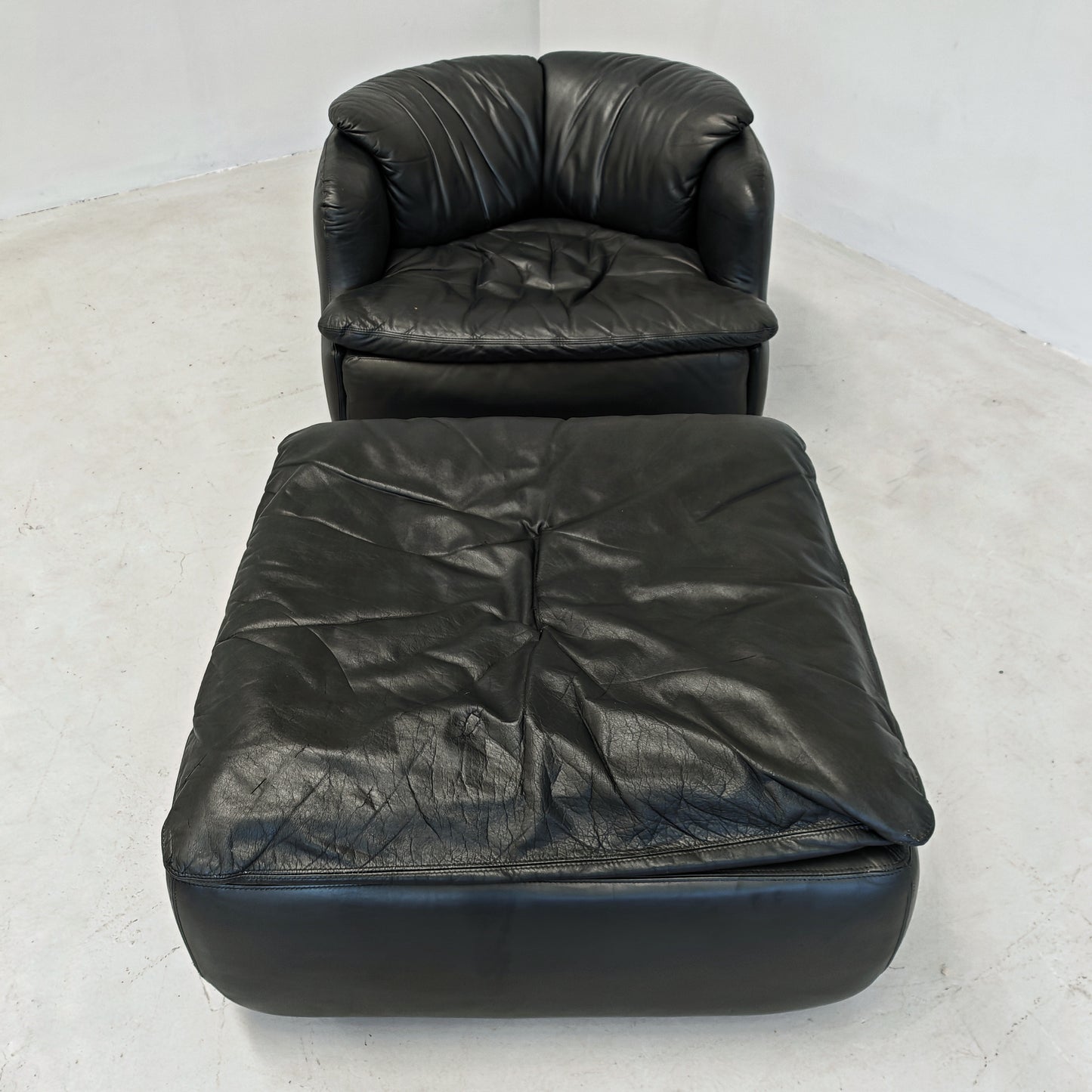 Poltrona e pouf in Pelle Nera "Confidential", Alberto Rosselli per Saporiti anni 70