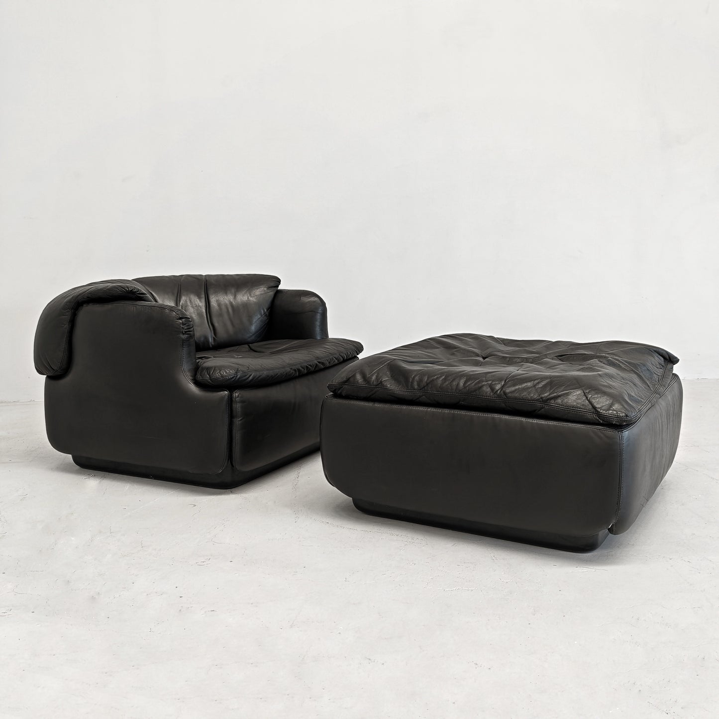 Poltrona e pouf in Pelle Nera "Confidential", Alberto Rosselli per Saporiti anni 70