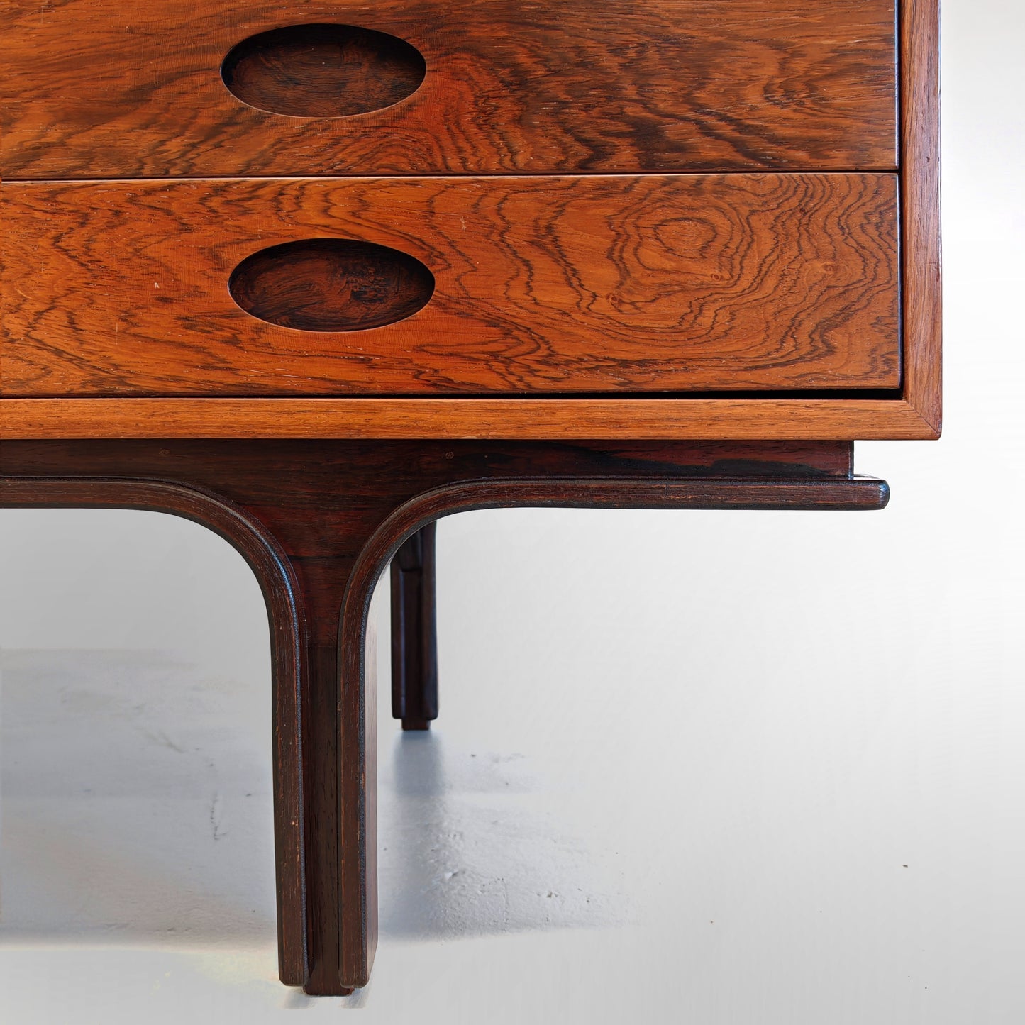 Comò cassettiera in legno G. Frattini per Bernini anni 50