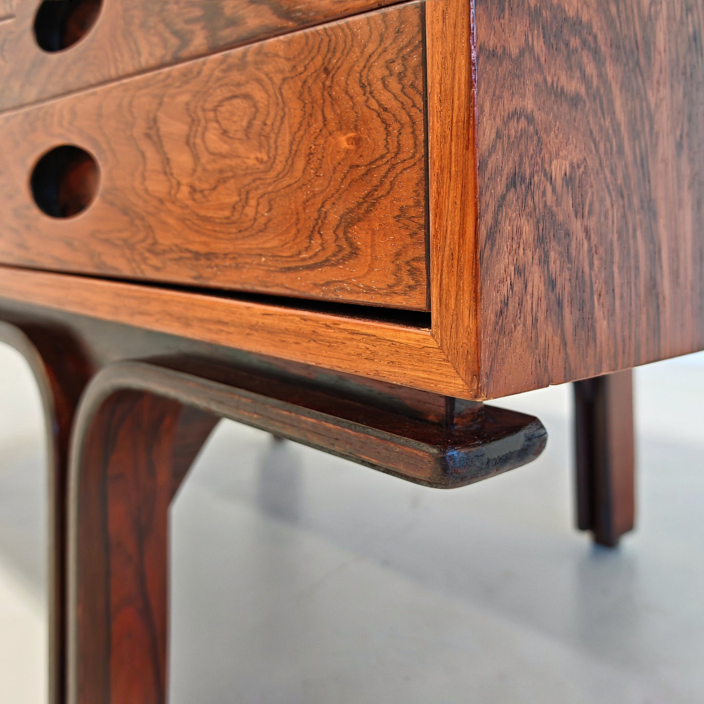 Comò cassettiera in legno G. Frattini per Bernini anni 50