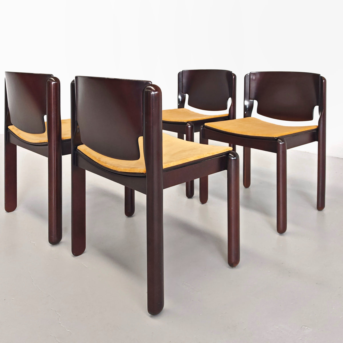 Ensemble de 4 chaises Modèle 122 Vico Magistretti pour Cassina, années 70