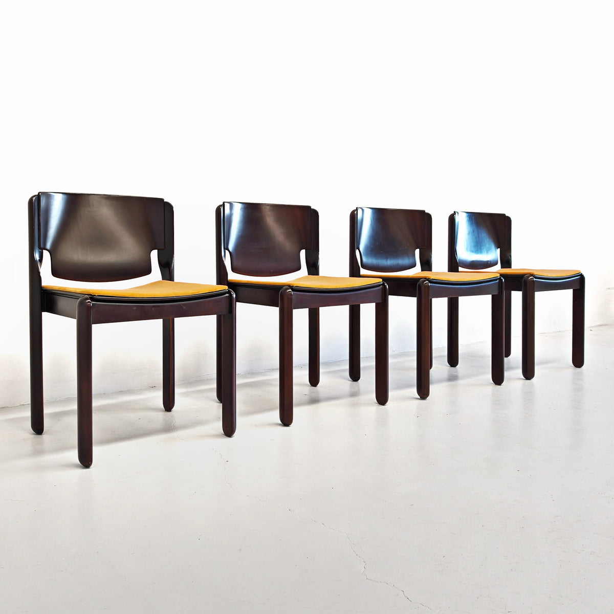 Ensemble de 4 chaises Modèle 122 Vico Magistretti pour Cassina, années 70
